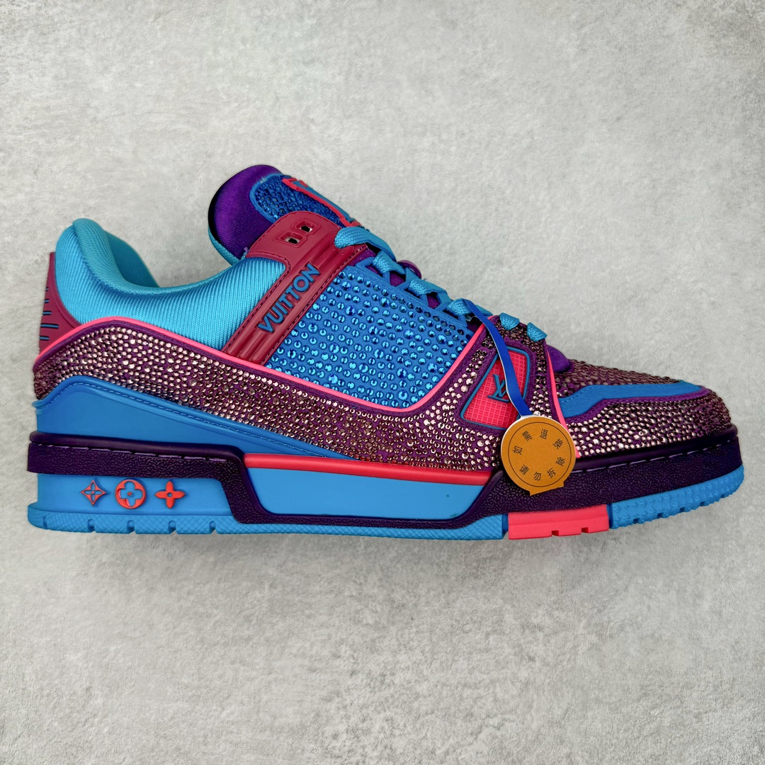 图片[3]-＃K纯原 Louis Vuitton Trainer lv时装走秀运动鞋 市场所有版本中综合最强的货品 GD实力大厂出品 全网最全配色更新最快 最成熟的做工稳定的品控 完美鞋型超高的清洁度 零毛边线头瑕疵 全套原楦原纸版原鞋开模 全网最具灵魂的版型 正确原装黄色鞋盒 正确中底印花 鞋面印花3D高频深度立体 全鞋电脑针车 紧密相连 针距密度一致 环保乳胶注塑鞋垫 厚度脚感还原原版 皮面裁剪部位 统一油边封口工艺 原装橡胶大底含胶量大底组合零偏差 专柜全套包装 防尘袋 说明书 质保卡 男女鞋 尺码：35 36 37 38 39 40 41 42 43 44 45-选品中心