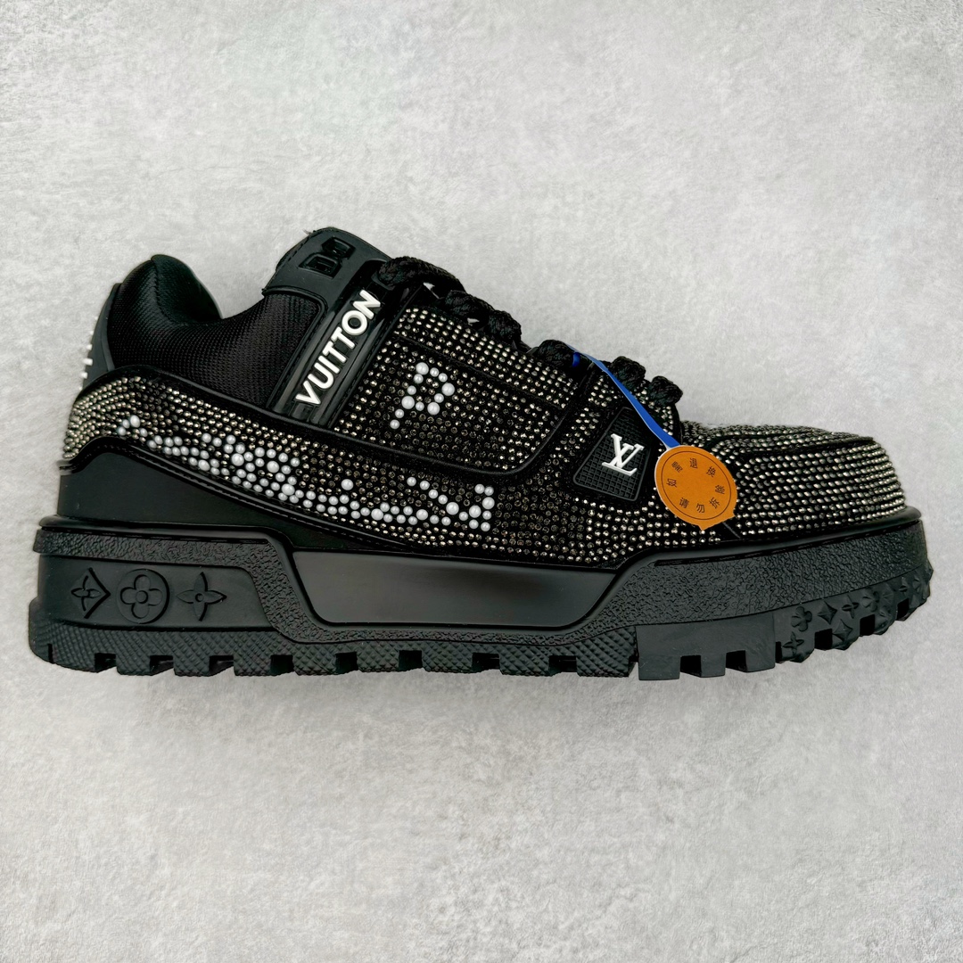 ＃K纯原 Louis Vuitton Trainer lv时装走秀运动鞋 市场所有版本中综合最强的货品 GD实力大厂出品 全网最全配色更新最快 最成熟的做工稳定的品控 完美鞋型超高的清洁度 零毛边线头瑕疵 全套原楦原纸版原鞋开模 全网最具灵魂的版型 正确原装黄色鞋盒 正确中底印花 鞋面印花3D高频深度立体 全鞋电脑针车 紧密相连 针距密度一致 环保乳胶注塑鞋垫 厚度脚感还原原版 皮面裁剪部位 统一油边封口工艺 原装橡胶大底含胶量大底组合零偏差 专柜全套包装 防尘袋 说明书 质保卡 男女鞋 尺码：35 36 37 38 39 40 41 42 43 44 45-选品中心