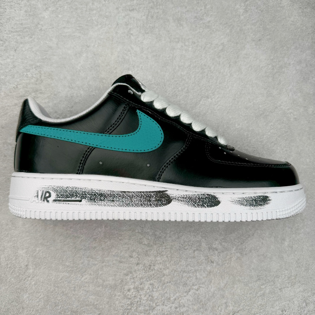 PEACEMINUSONE x NK Air Force 1 \\\”Para-Noise 3.0\\\” 权志龙联名空军一号低帮 货号：AQ3692-004 与 2.0 的白色相比，3.0 版本回归了初代的黑色鞋面设计。并且在侧身 Swoosh 上，大胆注入了彩色设计，整体观感和初代的亲友限定版本有着几分相似。独特的内外、左右多巴胺色系的鸳鸯设定，释放满满的新鲜活力。整体依然黑色为主，使得日常穿搭的门槛依旧保持在较低的水平，搭配一条牛仔裤或者卫裤，都能轻松驾驭。而鞋款的标志性设计——涂鸦中底和 “刮刮乐” 鞋面依旧保留，使得这双鞋在日常的穿着过程中会产生不同的变化，同时也可以成为 DIY 的个性画板。尺码：36 36.5 37.5 38 38.5 39 40 40.5 41 42 42.5 43 44 44.5 45-选品中心