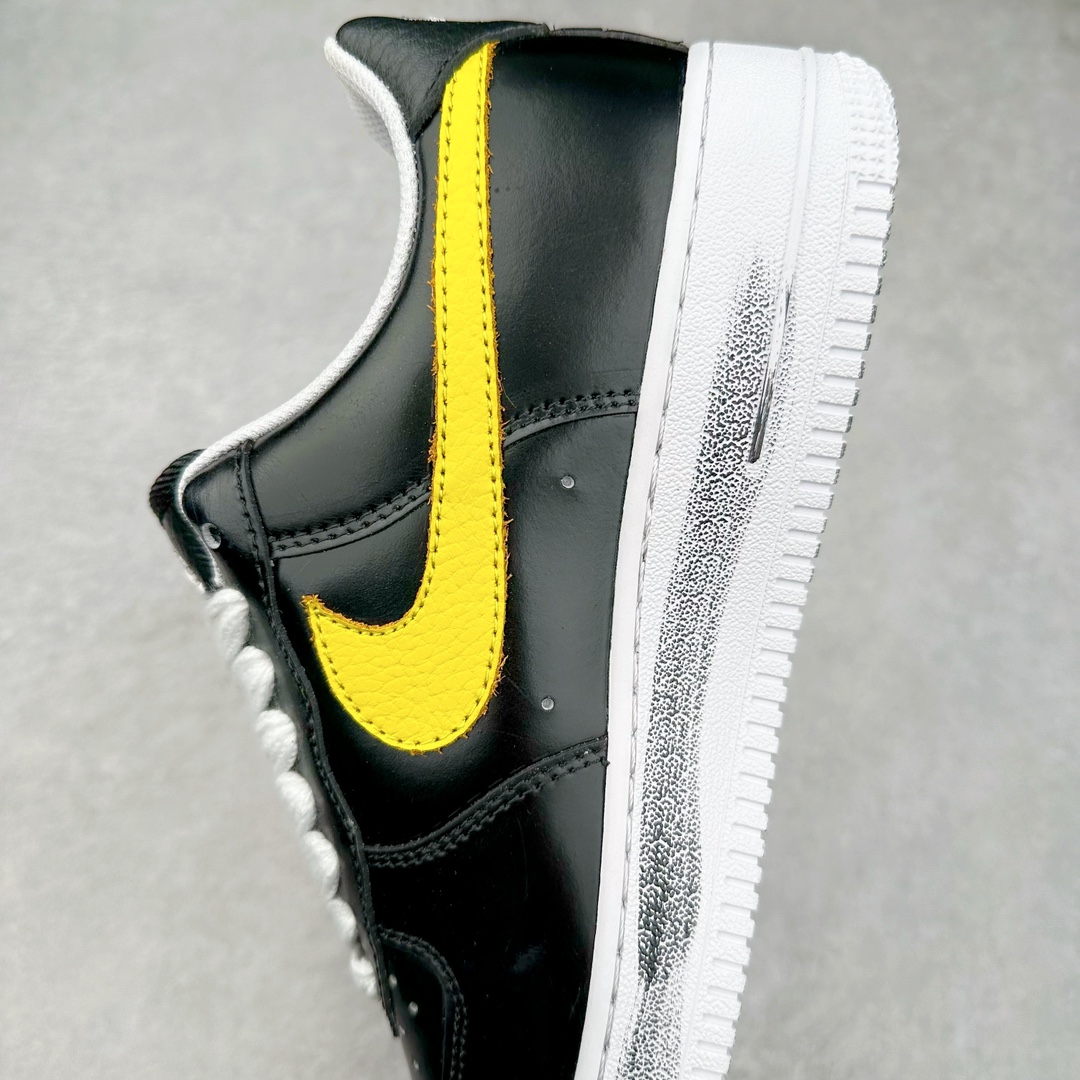 图片[7]-PEACEMINUSONE x NK Air Force 1 \\\”Para-Noise 3.0\\\” 权志龙联名空军一号低帮 货号：AQ3692-004 与 2.0 的白色相比，3.0 版本回归了初代的黑色鞋面设计。并且在侧身 Swoosh 上，大胆注入了彩色设计，整体观感和初代的亲友限定版本有着几分相似。独特的内外、左右多巴胺色系的鸳鸯设定，释放满满的新鲜活力。整体依然黑色为主，使得日常穿搭的门槛依旧保持在较低的水平，搭配一条牛仔裤或者卫裤，都能轻松驾驭。而鞋款的标志性设计——涂鸦中底和 “刮刮乐” 鞋面依旧保留，使得这双鞋在日常的穿着过程中会产生不同的变化，同时也可以成为 DIY 的个性画板。尺码：36 36.5 37.5 38 38.5 39 40 40.5 41 42 42.5 43 44 44.5 45-选品中心