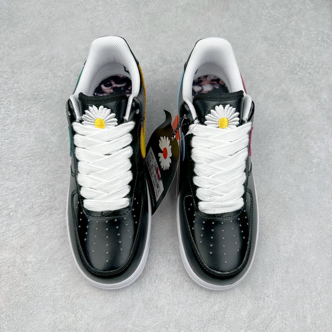 图片[2]-PEACEMINUSONE x NK Air Force 1 \\\”Para-Noise 3.0\\\” 权志龙联名空军一号低帮 货号：AQ3692-004 与 2.0 的白色相比，3.0 版本回归了初代的黑色鞋面设计。并且在侧身 Swoosh 上，大胆注入了彩色设计，整体观感和初代的亲友限定版本有着几分相似。独特的内外、左右多巴胺色系的鸳鸯设定，释放满满的新鲜活力。整体依然黑色为主，使得日常穿搭的门槛依旧保持在较低的水平，搭配一条牛仔裤或者卫裤，都能轻松驾驭。而鞋款的标志性设计——涂鸦中底和 “刮刮乐” 鞋面依旧保留，使得这双鞋在日常的穿着过程中会产生不同的变化，同时也可以成为 DIY 的个性画板。尺码：36 36.5 37.5 38 38.5 39 40 40.5 41 42 42.5 43 44 44.5 45-选品中心