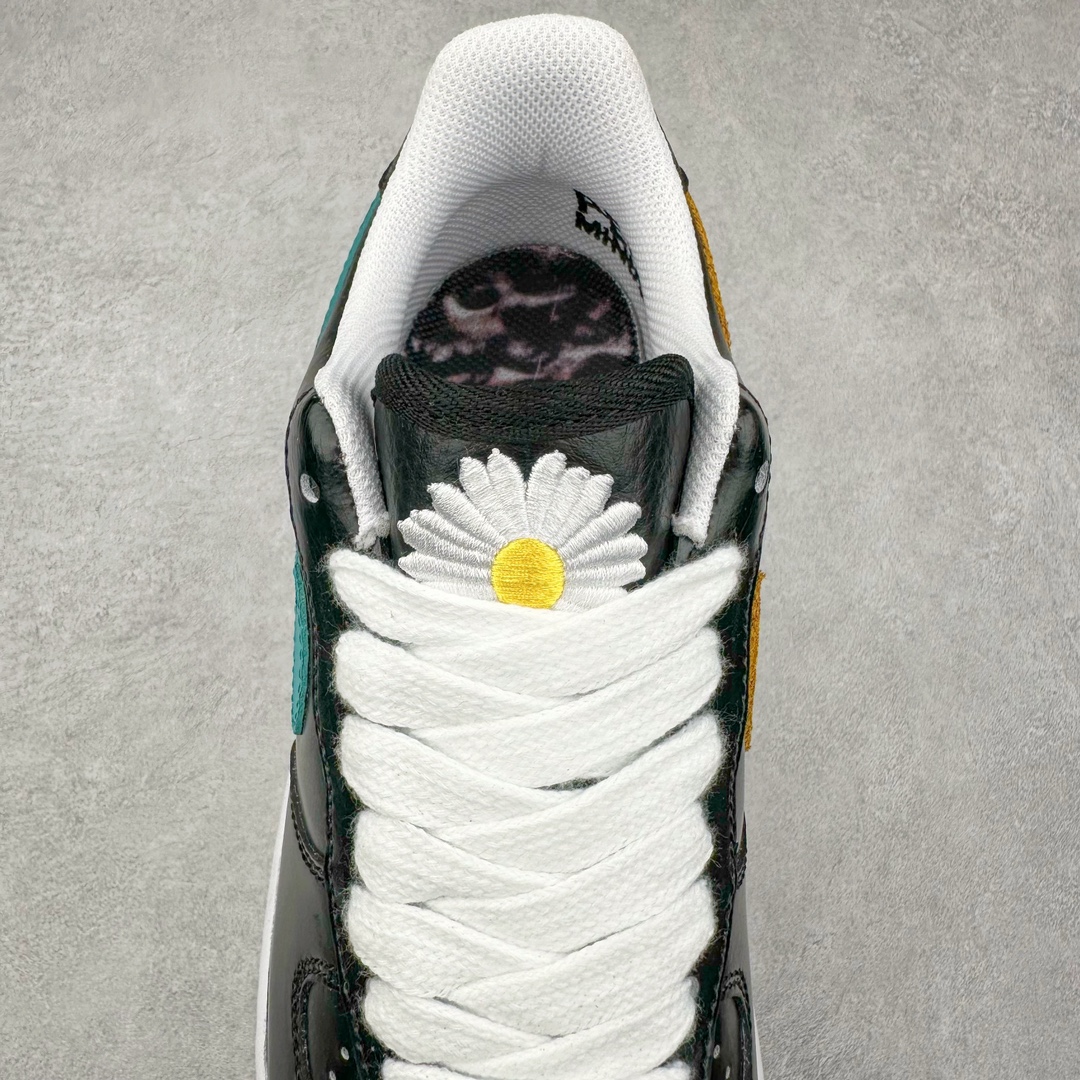 图片[5]-PEACEMINUSONE x NK Air Force 1 \\\”Para-Noise 3.0\\\” 权志龙联名空军一号低帮 货号：AQ3692-004 与 2.0 的白色相比，3.0 版本回归了初代的黑色鞋面设计。并且在侧身 Swoosh 上，大胆注入了彩色设计，整体观感和初代的亲友限定版本有着几分相似。独特的内外、左右多巴胺色系的鸳鸯设定，释放满满的新鲜活力。整体依然黑色为主，使得日常穿搭的门槛依旧保持在较低的水平，搭配一条牛仔裤或者卫裤，都能轻松驾驭。而鞋款的标志性设计——涂鸦中底和 “刮刮乐” 鞋面依旧保留，使得这双鞋在日常的穿着过程中会产生不同的变化，同时也可以成为 DIY 的个性画板。尺码：36 36.5 37.5 38 38.5 39 40 40.5 41 42 42.5 43 44 44.5 45-选品中心