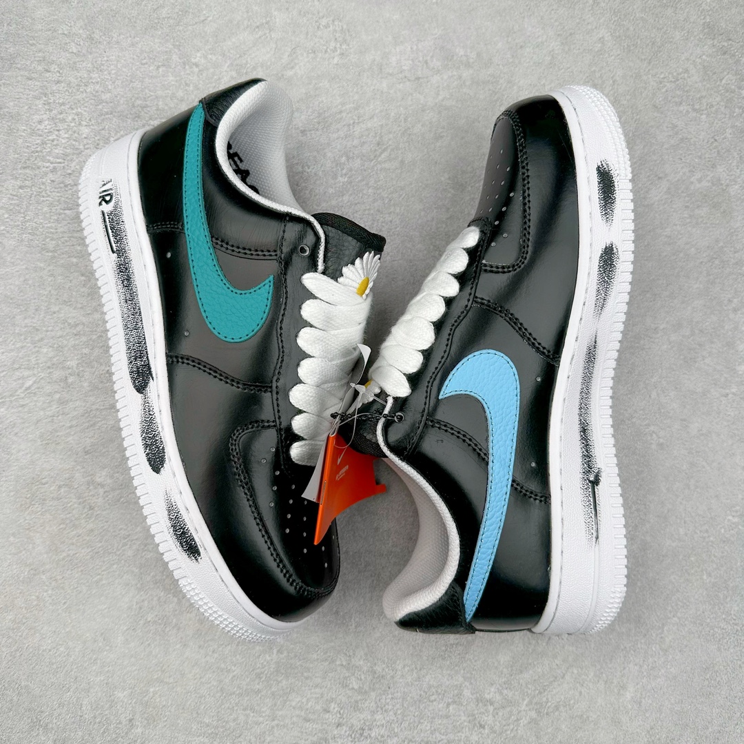 图片[3]-PEACEMINUSONE x NK Air Force 1 \\\”Para-Noise 3.0\\\” 权志龙联名空军一号低帮 货号：AQ3692-004 与 2.0 的白色相比，3.0 版本回归了初代的黑色鞋面设计。并且在侧身 Swoosh 上，大胆注入了彩色设计，整体观感和初代的亲友限定版本有着几分相似。独特的内外、左右多巴胺色系的鸳鸯设定，释放满满的新鲜活力。整体依然黑色为主，使得日常穿搭的门槛依旧保持在较低的水平，搭配一条牛仔裤或者卫裤，都能轻松驾驭。而鞋款的标志性设计——涂鸦中底和 “刮刮乐” 鞋面依旧保留，使得这双鞋在日常的穿着过程中会产生不同的变化，同时也可以成为 DIY 的个性画板。尺码：36 36.5 37.5 38 38.5 39 40 40.5 41 42 42.5 43 44 44.5 45-选品中心