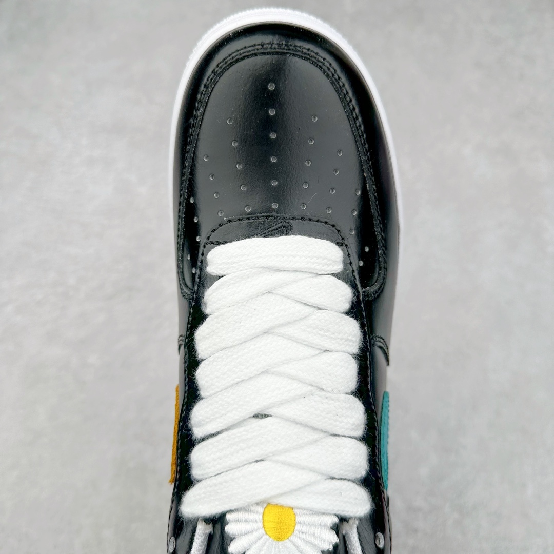 图片[4]-PEACEMINUSONE x NK Air Force 1 \\\”Para-Noise 3.0\\\” 权志龙联名空军一号低帮 货号：AQ3692-004 与 2.0 的白色相比，3.0 版本回归了初代的黑色鞋面设计。并且在侧身 Swoosh 上，大胆注入了彩色设计，整体观感和初代的亲友限定版本有着几分相似。独特的内外、左右多巴胺色系的鸳鸯设定，释放满满的新鲜活力。整体依然黑色为主，使得日常穿搭的门槛依旧保持在较低的水平，搭配一条牛仔裤或者卫裤，都能轻松驾驭。而鞋款的标志性设计——涂鸦中底和 “刮刮乐” 鞋面依旧保留，使得这双鞋在日常的穿着过程中会产生不同的变化，同时也可以成为 DIY 的个性画板。尺码：36 36.5 37.5 38 38.5 39 40 40.5 41 42 42.5 43 44 44.5 45-选品中心