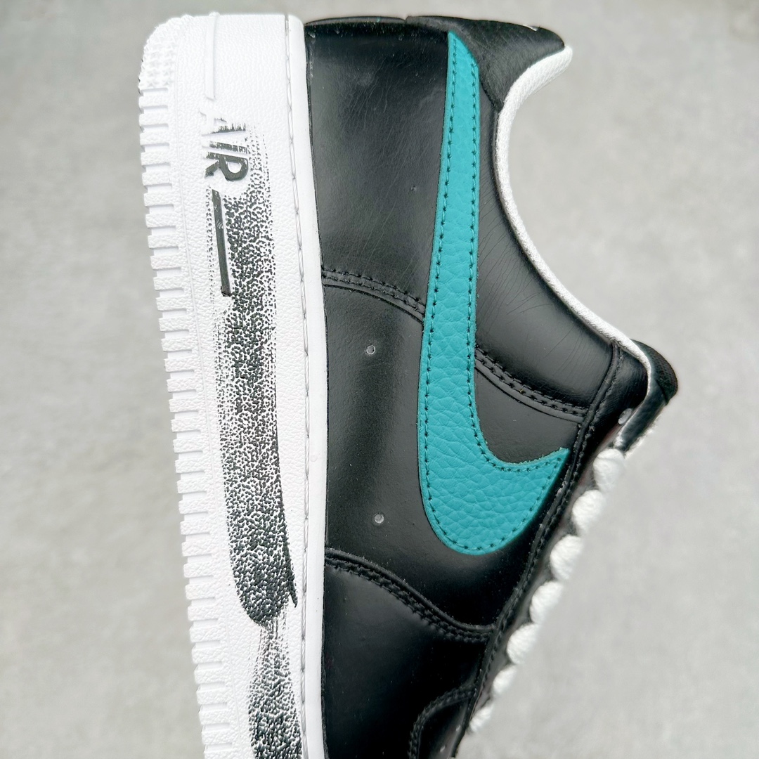 图片[6]-PEACEMINUSONE x NK Air Force 1 \\\”Para-Noise 3.0\\\” 权志龙联名空军一号低帮 货号：AQ3692-004 与 2.0 的白色相比，3.0 版本回归了初代的黑色鞋面设计。并且在侧身 Swoosh 上，大胆注入了彩色设计，整体观感和初代的亲友限定版本有着几分相似。独特的内外、左右多巴胺色系的鸳鸯设定，释放满满的新鲜活力。整体依然黑色为主，使得日常穿搭的门槛依旧保持在较低的水平，搭配一条牛仔裤或者卫裤，都能轻松驾驭。而鞋款的标志性设计——涂鸦中底和 “刮刮乐” 鞋面依旧保留，使得这双鞋在日常的穿着过程中会产生不同的变化，同时也可以成为 DIY 的个性画板。尺码：36 36.5 37.5 38 38.5 39 40 40.5 41 42 42.5 43 44 44.5 45-选品中心