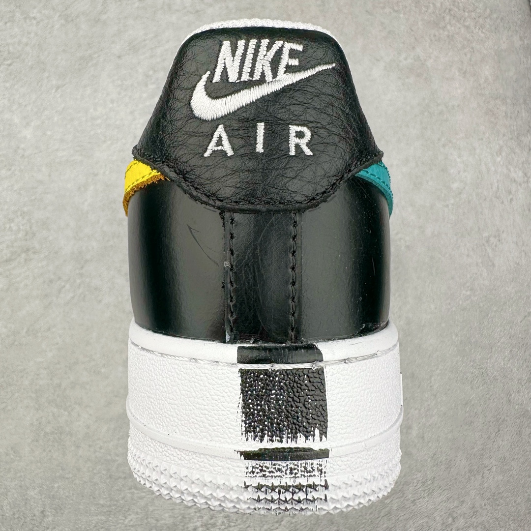 图片[8]-PEACEMINUSONE x NK Air Force 1 \\\”Para-Noise 3.0\\\” 权志龙联名空军一号低帮 货号：AQ3692-004 与 2.0 的白色相比，3.0 版本回归了初代的黑色鞋面设计。并且在侧身 Swoosh 上，大胆注入了彩色设计，整体观感和初代的亲友限定版本有着几分相似。独特的内外、左右多巴胺色系的鸳鸯设定，释放满满的新鲜活力。整体依然黑色为主，使得日常穿搭的门槛依旧保持在较低的水平，搭配一条牛仔裤或者卫裤，都能轻松驾驭。而鞋款的标志性设计——涂鸦中底和 “刮刮乐” 鞋面依旧保留，使得这双鞋在日常的穿着过程中会产生不同的变化，同时也可以成为 DIY 的个性画板。尺码：36 36.5 37.5 38 38.5 39 40 40.5 41 42 42.5 43 44 44.5 45-选品中心