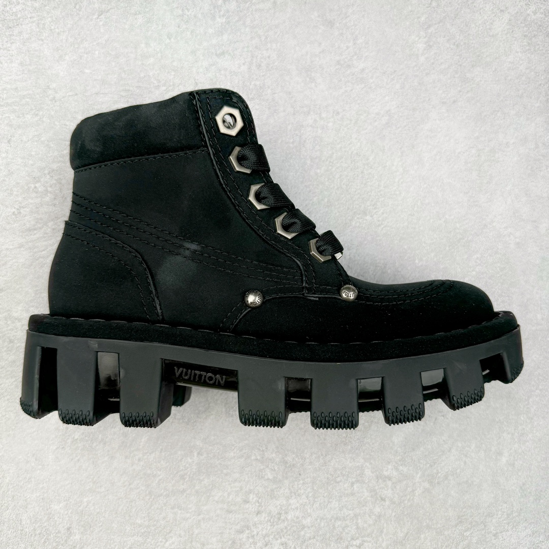 Louis Vuitton x Timberland#王炸联名 Pharrell Williams充分发挥了作为Louis Vuitton创意总监的角色，与户外品牌Timberland展开合作。作为双方合作的开篇之作，这款鞋重新定义了 Timberland 6英寸大黄靴的经典设计 添柏岚/天伯伦 6英寸满印老花大黄靴，致敬1996年Grandmaster Flash经典黄靴造型 原厂五金开模鞋带扣 顶级工艺全新升级 中山大厂代工 原单进口皮料 独立私模大底，正确logo，非市面错误版本 原装一致全头层磨砂皮领口 全牛内里 全新原厂包装鞋盒 市场独家供应 货号： 1AD7YN 尺码：35-45-选品中心