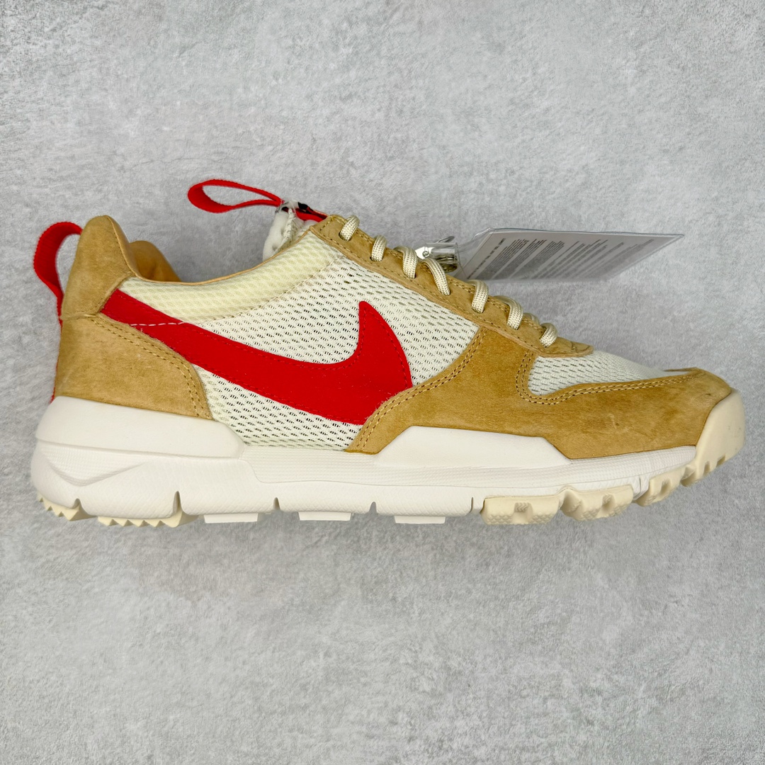 ＃纯原福利特价 GD权志龙大爱款式❤️神级之作回归 艺术家Tom Sachs x NK Craft Mars Yard 2.0 联名宇航员神游太空百搭休闲运动透气慢跑鞋 复古做旧黄红勾 AA2261-100 正确原厂钢印 正确中底针车工艺 原装配件原盒原标 原装进口鞋垫 进口乳胶#原档案私模大底打造 韩国大宇原厂网纱 台湾进口丝绒猪巴革材质饰片 中底外后侧带四杠竖纹原装鞋垫 泡棉乳胶缓震 全套完美原装配件及包装物 经过五年时间的等待 被视为神级球鞋之作的 Craft Mars Yard 终于以 2.0 的姿态回归 艺术家 Tom Sachs 在延续经典外观与配色组合的同时 将Craft Mars Yard 进行全面升级 以更加透气的涤纶经编针织网眼取代之前的特殊 Vectran 材质 并在鞋面上加入 X 型走线提高耐磨特性 而经过改良之后的 SFB 特种部队靴大底亦更加适合在城市环境着用 此外网面层和软木层的双内底设计更是为营造赤脚穿着体验特别优化 尺码：38.5 39 40 40.5 41 42 42.5 43 44 44.5 45 46-选品中心