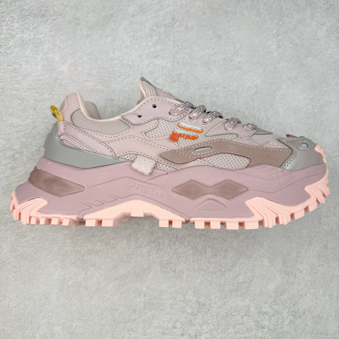 斐乐Fila Fusion Bianco 硬糖系列老爹风增高厚底复古中性休闲运动慢跑鞋 FILA FUSION正式推出全新BIANCO硬糖鞋，该鞋款灵感来自于阿尔卑斯山最高峰Moute Bianco的灵感，同时全掌搭载TECNO-PIUMAX轻能发泡科技，鞋面上穿插了层次丰富的设计，更增添酷炫感。大底采用山峦起伏的设计理念，整个夏天，带你感受来自阿尔卑斯雪山的凉爽。BIANCO硬糖鞋是FILA FUSION为女性打造的全新专属鞋款，BIANCO在意大利语中意为白色，BIANCO鞋底上的棱形结构意为雪山上晶莹剔透的水晶，又好像一颗颗甜美的硬糖，代表着外表绚丽、内心坚定，拥有自己主张的女性主义。让每个穿上的女生都能做最亮的高冷百变女王，可甜可飒，夏日炎炎，有硬糖更甜！尺码：35.5 36 36.5 37.5 38 38.5 39 40-选品中心