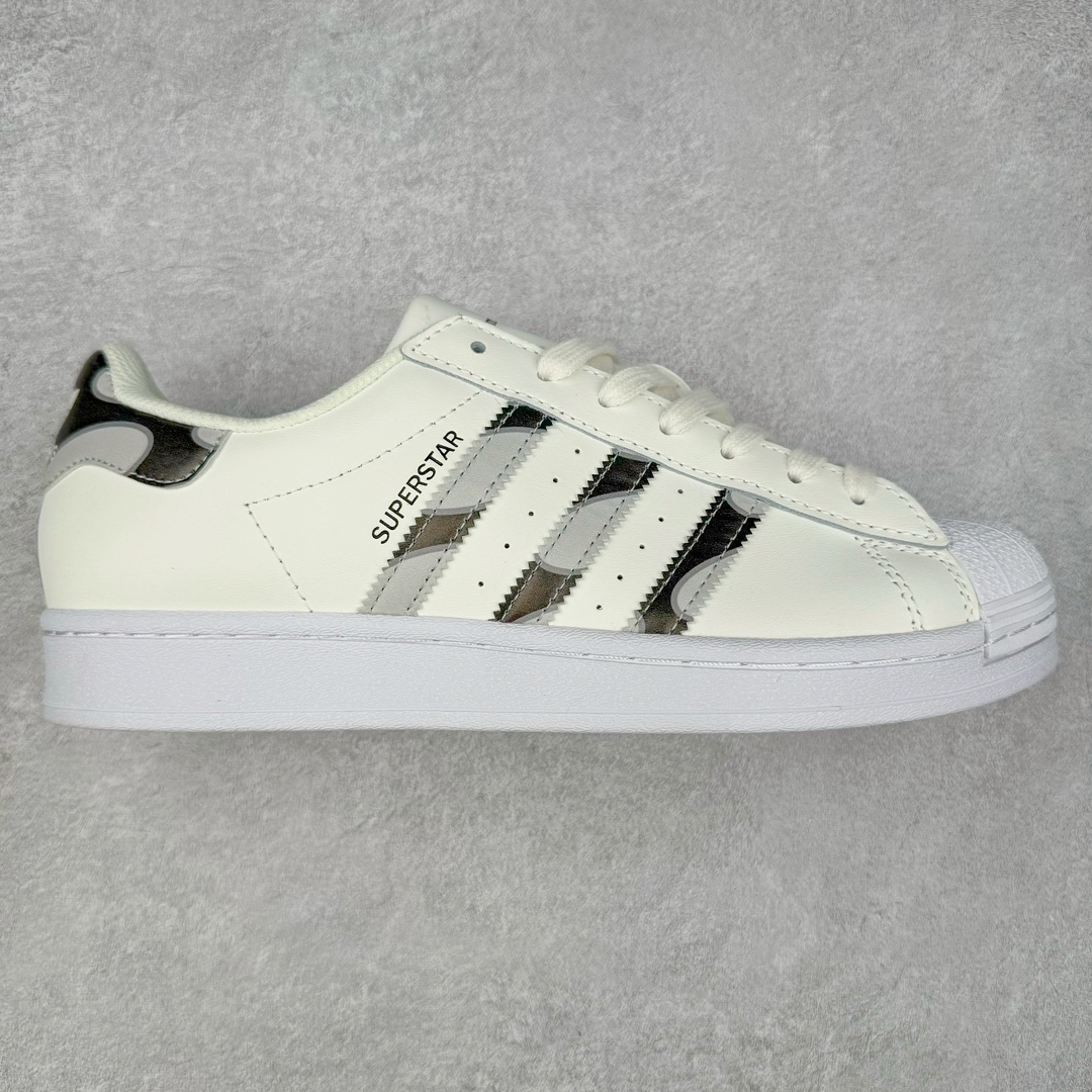 AD Originals Superstar 经典复古贝壳头板鞋 HP9779 诞生于1969年 是第一双将全皮面鞋 身与橡胶鞋头结合在一起的低帮篮球鞋 Superstar最开始 是作为高帮篮球鞋Pro Model的低帮版本而出现的 但因为其独特和醒目的橡胶鞋头造型而让大家熟知 被大家形象地称为\\\”shelltoe\\\”贝壳头 在70年代的美国职业篮球场上 接近3/4的NBA球员都将这双Superstar作为场上用鞋 80年代之后 经过不断的改良和发展 Superstar逐渐成为横跨时装、音乐、街头文化、休闲和运动等各大领域的时尚潮鞋 尺码：36 36.5 37 38 38.5 39 40 40.5 41 42 42.5 43 44 44.5 45-选品中心