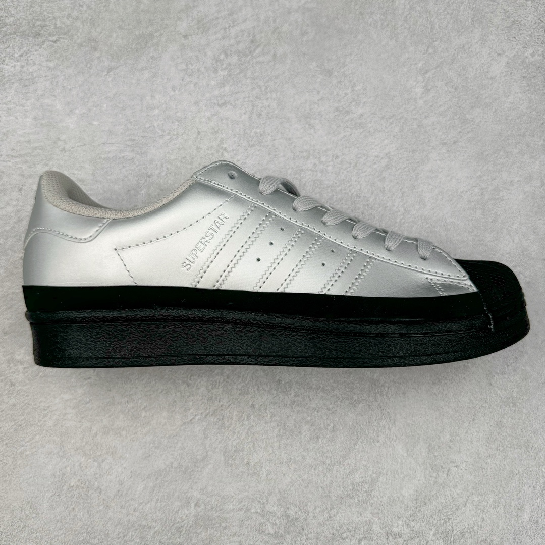 AD Originals Superstar 经典复古贝壳头板鞋 FW3709 诞生于1969年 是第一双将全皮面鞋 身与橡胶鞋头结合在一起的低帮篮球鞋 Superstar最开始 是作为高帮篮球鞋Pro Model的低帮版本而出现的 但因为其独特和醒目的橡胶鞋头造型而让大家熟知 被大家形象地称为\\\