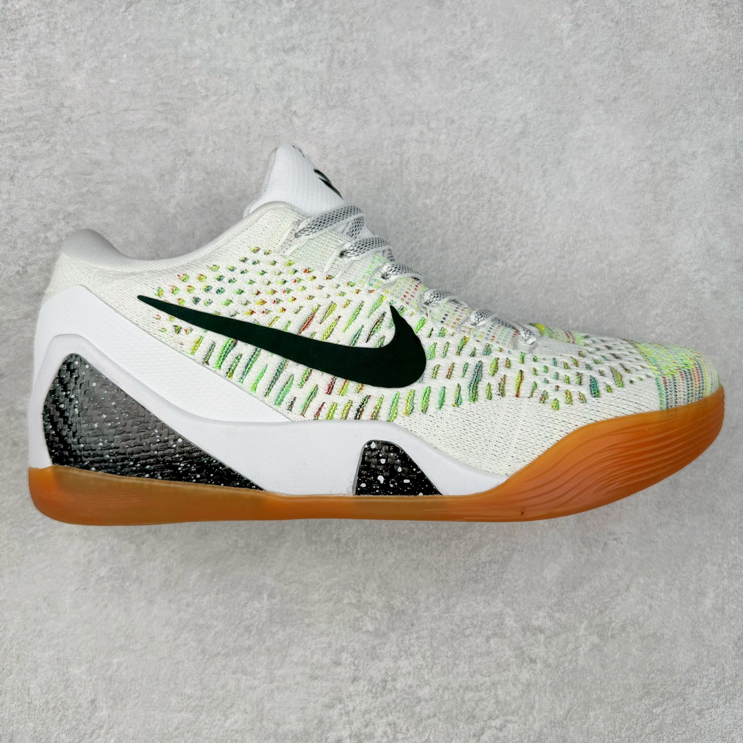 NK Kobe 9 Elite Protro 科比九代精英款低帮实战篮球鞋 698595-109 设计灵感中与以往几代的耐克 ZOOM KOBE 系列一样，加入了签名，密码，碳板这些元素，在表达它的主人身份的同时，也显示了自己的与众不同。鞋后跟的九条红色代表的则是科比接受跟腱修复手术后的伤疤，象征了科比坚韧的赛场性格。此外，耐克Kobe 9 Elite也用到了耐克最新的 Flyknit科技，在使 耐克Kobe 9 Elite更加轻盈的同时，也变得更有支撑性与耐用性。鞋身两侧以及经常弯折的区域采用的则是更紧密的连接方式。看似夸张的超高帮设计并不会在实战中影响脚的感受，其完美的包裹性并没有降低耐克Kobe 9 Elite本身的灵活性。再夸张的动作，鞋面都会紧紧包裹脚部，丝毫不会影响发挥。尺码：40 40.5 41 42 42.5 43 44 44.5 45 46-选品中心
