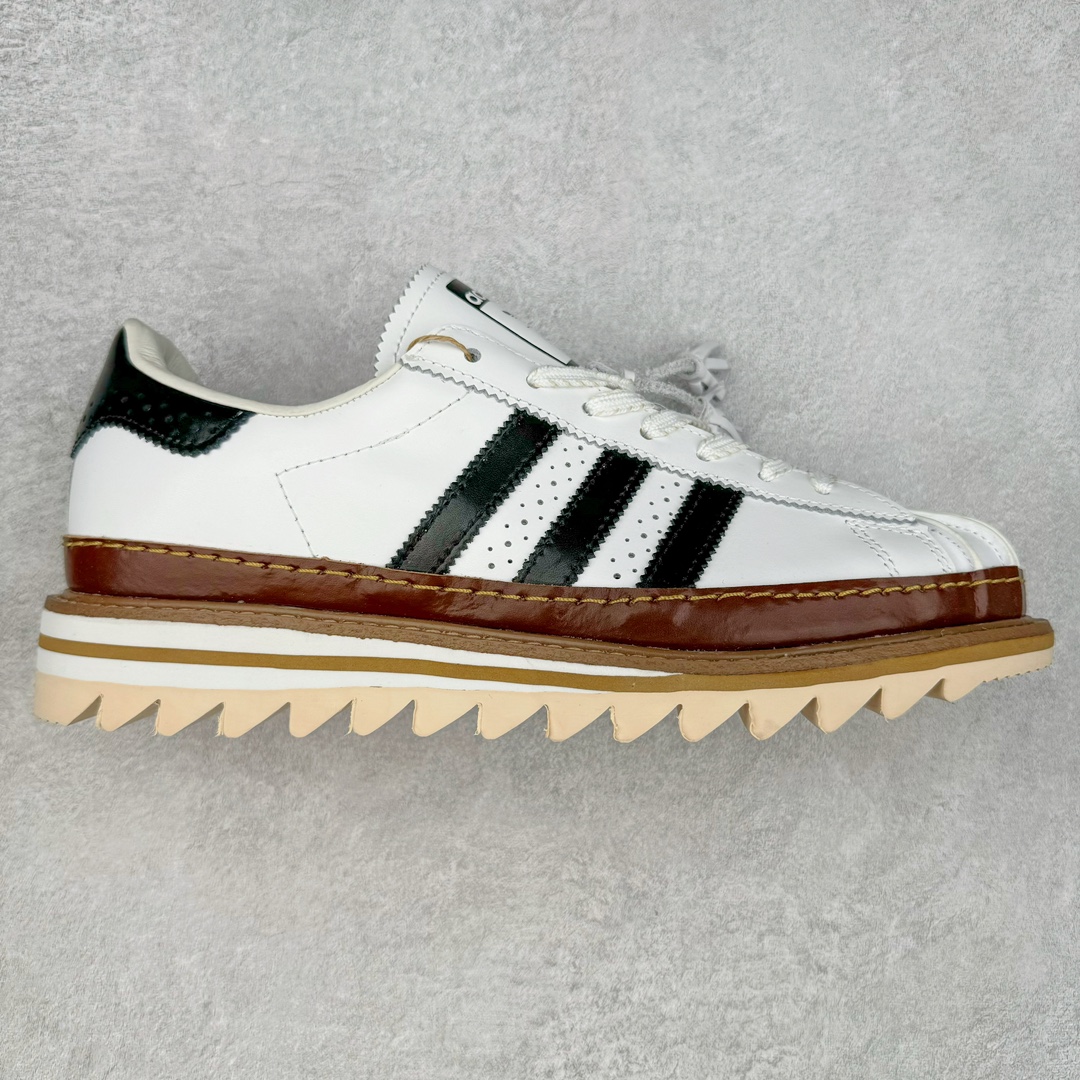 ＃特价福利 Clot x AD Superstar “Cloud White”联名圆头舒适耐磨低帮贝壳头板鞋 白棕 货号：IH3132 2023年10月，香港潮牌Clot在纪念20周年2024年春夏时装秀推出将与Adidas再一次合作，这也是联合创始人陈冠希和Adidas在首次合作十多年后再次联手。全新合作特别之处CLOT对标志性的Adidas Superstar系列鞋款进行独特诠释。定于2024年2月23日推出Clot x Adidas Superstar “Cloud White”以云白色、核心黑色和水晶沙的时尚色调组合，采用预科生风格，配有白色皮革鞋身，饰有透气孔以增强透气性，并辅以标志性的贝壳鞋头，其他细节包括侧面的黑色三条纹、联名鞋舌标签和鞋跟标签，而且这款运动鞋采用堆叠式白色和棕褐色中底，为经典巨星增添了独特的风格，最后以奶油色凹槽橡胶外底，确保耐用性和牵引力。这个设计毫不费力地将传统与创新结合在一起。尺码：36 36.5 37.5 38 38.5 39 40 40.5 41 42 42.5 43 44 44.5 45 46-选品中心