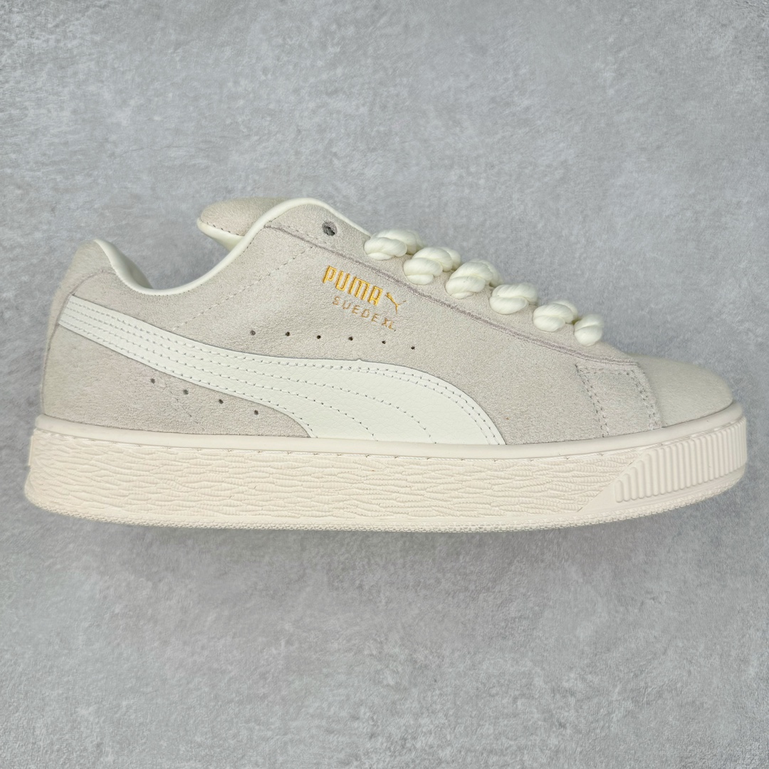 PUMA SUEDE XL 彪马新款面包鞋男女同款复古休闲板鞋 赠送一双鞋带 鞋身通体采用细腻的麂皮材质 厚实柔软 质感出众 鞋侧保留PUMA标志性跑道图案 侧面与后跟点缀金属色PUMA LOGO 兼具辨识度与细节感 加厚鞋垫、饱满鞋舌 搭配加宽扁形鞋带 使得穿着感更加贴合与舒适 值得一提的是 本季SUEDE XL鞋款以黑色、红色及蓝色最为瞩目 经典黑的配色 在低调之余可轻松驾驭任何潮流风格造型 而高饱和度的配色 则是当之无愧的早春出街利器。货号： 395205 尺码：36 37 37.5 38 38.5 39 40 40.5 41 42 42.5 43 44 45-选品中心