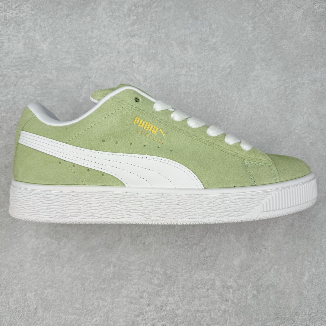 PUMA SUEDE XL 彪马新款面包鞋男女同款复古休闲板鞋 赠送一双鞋带 鞋身通体采用细腻的麂皮材质 厚实柔软 质感出众 鞋侧保留PUMA标志性跑道图案 侧面与后跟点缀金属色PUMA LOGO 兼具辨识度与细节感 加厚鞋垫、饱满鞋舌 搭配加宽扁形鞋带 使得穿着感更加贴合与舒适 值得一提的是 本季SUEDE XL鞋款以黑色、红色及蓝色最为瞩目 经典黑的配色 在低调之余可轻松驾驭任何潮流风格造型 而高饱和度的配色 则是当之无愧的早春出街利器。货号： 395205 尺码：36 37 37.5 38 38.5 39 40 40.5 41 42 42.5 43 44 45-选品中心