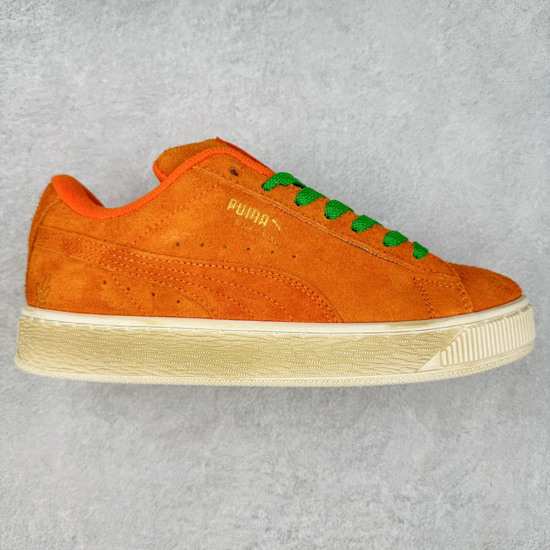 PUMA SUEDE XL 彪马新款面包鞋男女同款复古休闲板鞋 赠送一双鞋带 鞋身通体采用细腻的麂皮材质 厚实柔软 质感出众 鞋侧保留PUMA标志性跑道图案 侧面与后跟点缀金属色PUMA LOGO 兼具辨识度与细节感 加厚鞋垫、饱满鞋舌 搭配加宽扁形鞋带 使得穿着感更加贴合与舒适 值得一提的是 本季SUEDE XL鞋款以黑色、红色及蓝色最为瞩目 经典黑的配色 在低调之余可轻松驾驭任何潮流风格造型 而高饱和度的配色 则是当之无愧的早春出街利器。货号： 395205 尺码：36 37 37.5 38 38.5 39 40 40.5 41 42 42.5 43 44 45-选品中心