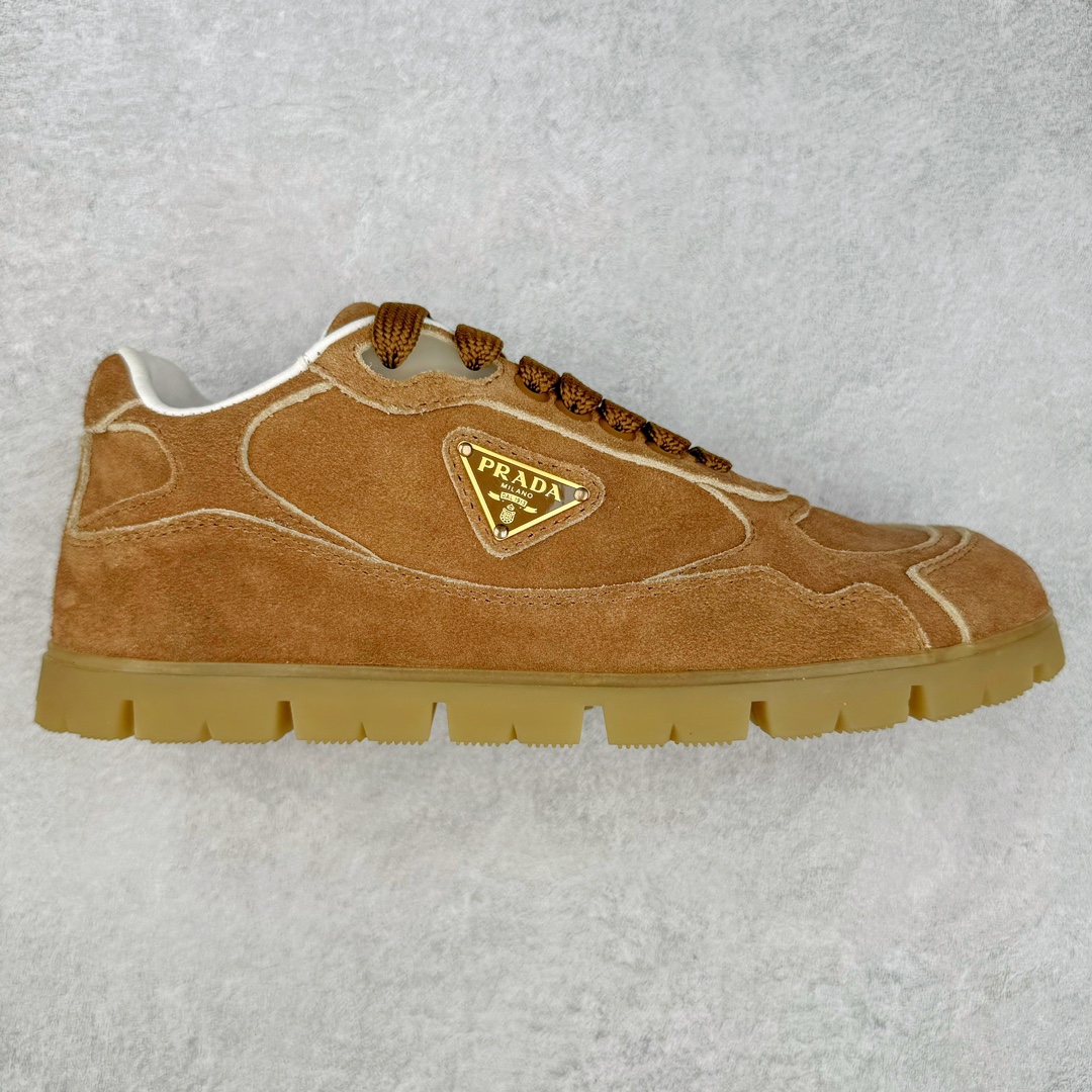 PRADA 普拉达2024ss 秋冬新款德训鞋 休闲鞋官网1.1复制 这款牛筋底上脚非常舒适，今年非常火爆 面料：鞋面进口麂皮 羊皮内里/原版tpu橡胶大底 尺码：35 36 37 38 39 40 41 42 43 44 45-选品中心