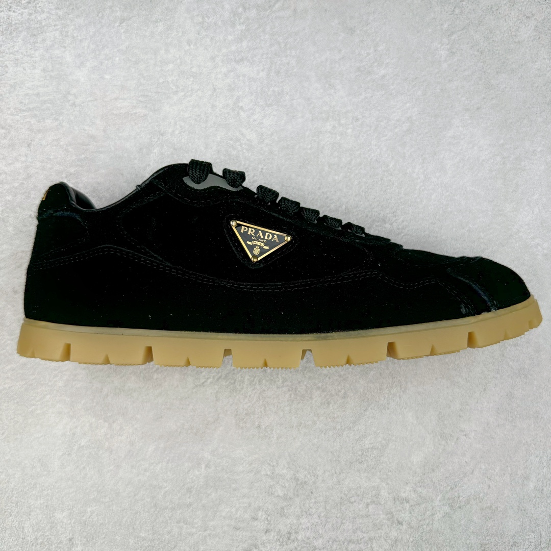 PRADA 普拉达2024ss 秋冬新款德训鞋 休闲鞋官网1.1复制 这款牛筋底上脚非常舒适,今年非常火爆 面料:鞋面进口麂皮 羊皮内里/原版tpu橡胶大底 尺码:35 36 37 38 39 40 41 42 43 44 45-选品中心