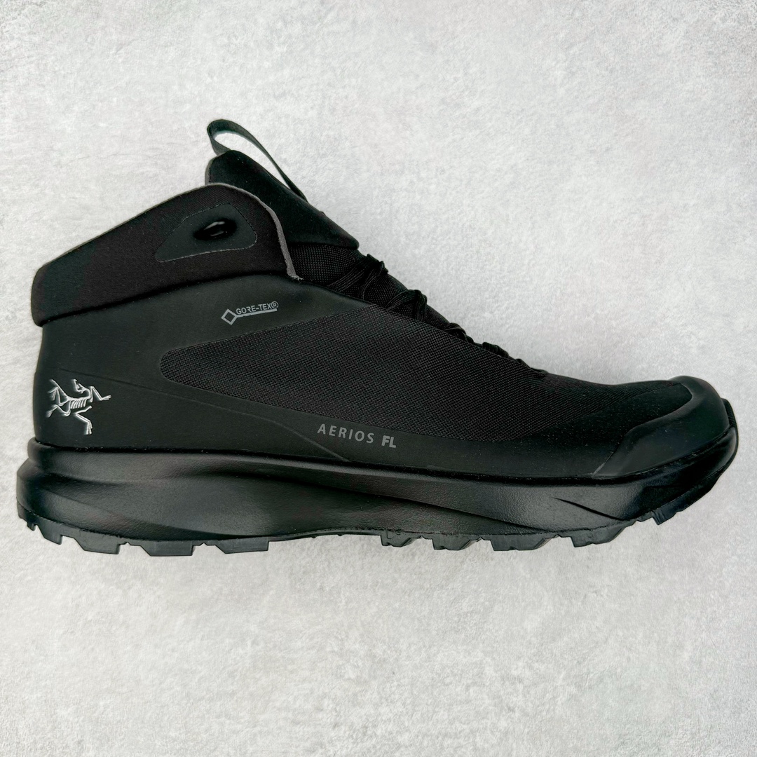 始祖鸟·Arc\'teryx Aerios FL 2 GTX M系列多功能攀登轻快型户外徒步运动鞋 中帮 #原楦原纸版开发版型 #采用防水泼处理耐磨帆布鞋面材质#鞋头加入防踢橡胶头盖设计 #搭载85%压缩EVA缓震中底技术 #外置vibram黄金耐磨锯齿外底❗️ 尺码：39 40 40.5 41 42 42.5 43 44 45-选品中心