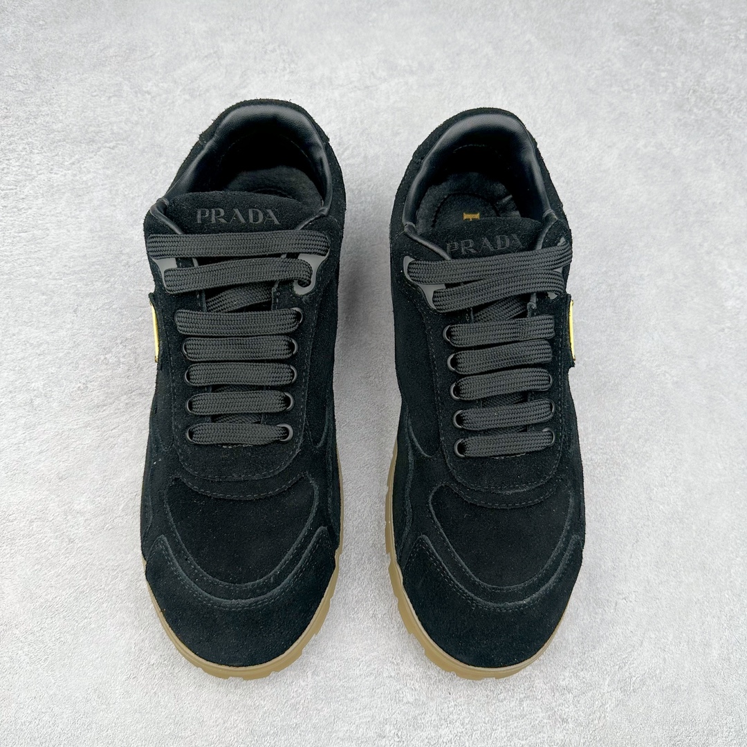 图片[2]-PRADA 普拉达2024ss 秋冬新款德训鞋 休闲鞋官网1.1复制 这款牛筋底上脚非常舒适，今年非常火爆 面料：鞋面进口麂皮 羊皮内里/原版tpu橡胶大底 尺码：35 36 37 38 39 40 41 42 43 44 45-选品中心