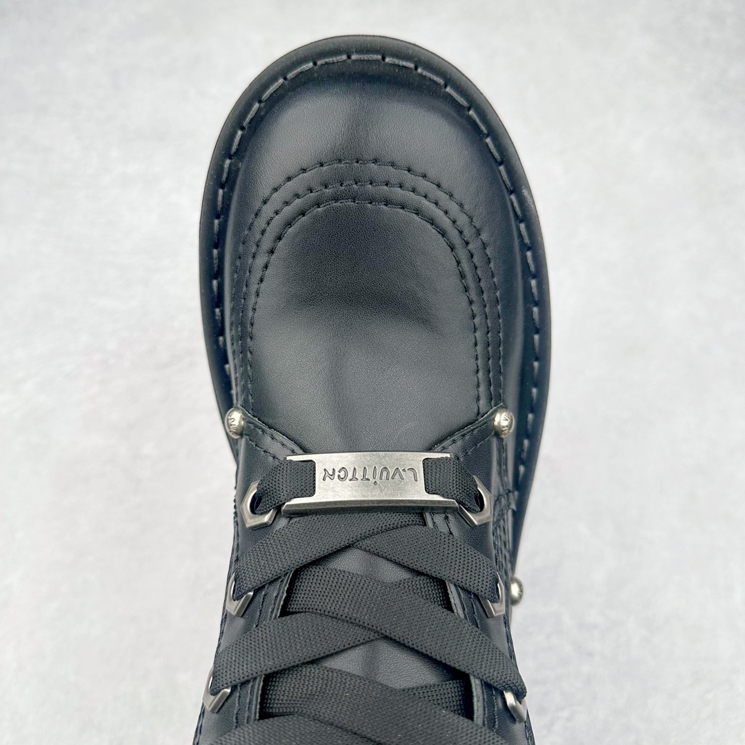 图片[4]-Louis Vuitton x Timberland#王炸联名 Pharrell Williams充分发挥了作为Louis Vuitton创意总监的角色，与户外品牌Timberland展开合作。作为双方合作的开篇之作，这款鞋重新定义了 Timberland 6英寸大黄靴的经典设计 添柏岚/天伯伦 6英寸满印老花大黄靴，致敬1996年Grandmaster Flash经典黄靴造型 原厂五金开模鞋带扣 顶级工艺全新升级 中山大厂代工 原单进口皮料 独立私模大底，正确logo，非市面错误版本 原装一致全头层磨砂皮领口 全牛内里 全新原厂包装鞋盒 市场独家供应 货号： 1AD7YN 尺码：35-45-选品中心