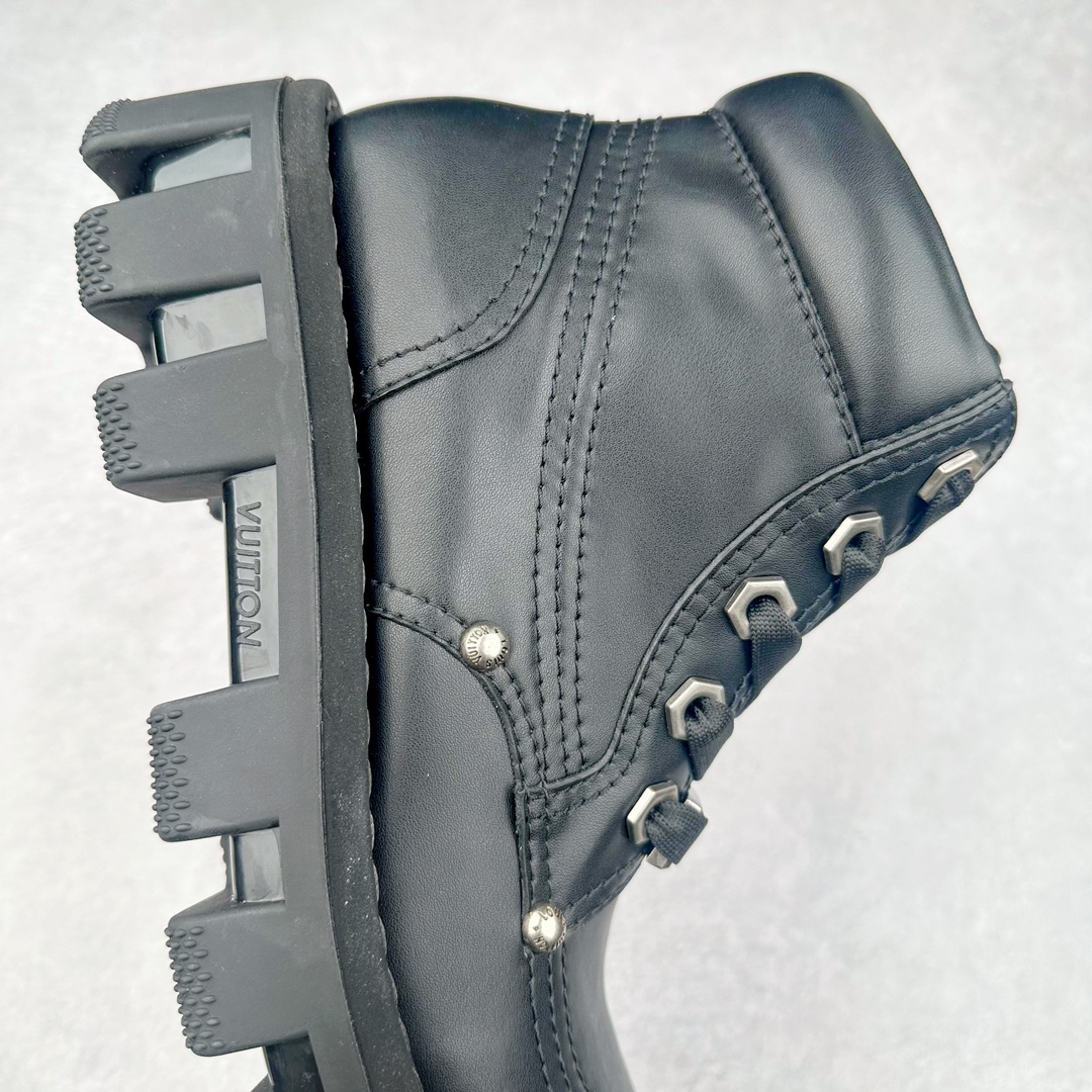 图片[6]-Louis Vuitton x Timberland#王炸联名 Pharrell Williams充分发挥了作为Louis Vuitton创意总监的角色，与户外品牌Timberland展开合作。作为双方合作的开篇之作，这款鞋重新定义了 Timberland 6英寸大黄靴的经典设计 添柏岚/天伯伦 6英寸满印老花大黄靴，致敬1996年Grandmaster Flash经典黄靴造型 原厂五金开模鞋带扣 顶级工艺全新升级 中山大厂代工 原单进口皮料 独立私模大底，正确logo，非市面错误版本 原装一致全头层磨砂皮领口 全牛内里 全新原厂包装鞋盒 市场独家供应 货号： 1AD7YN 尺码：35-45-选品中心