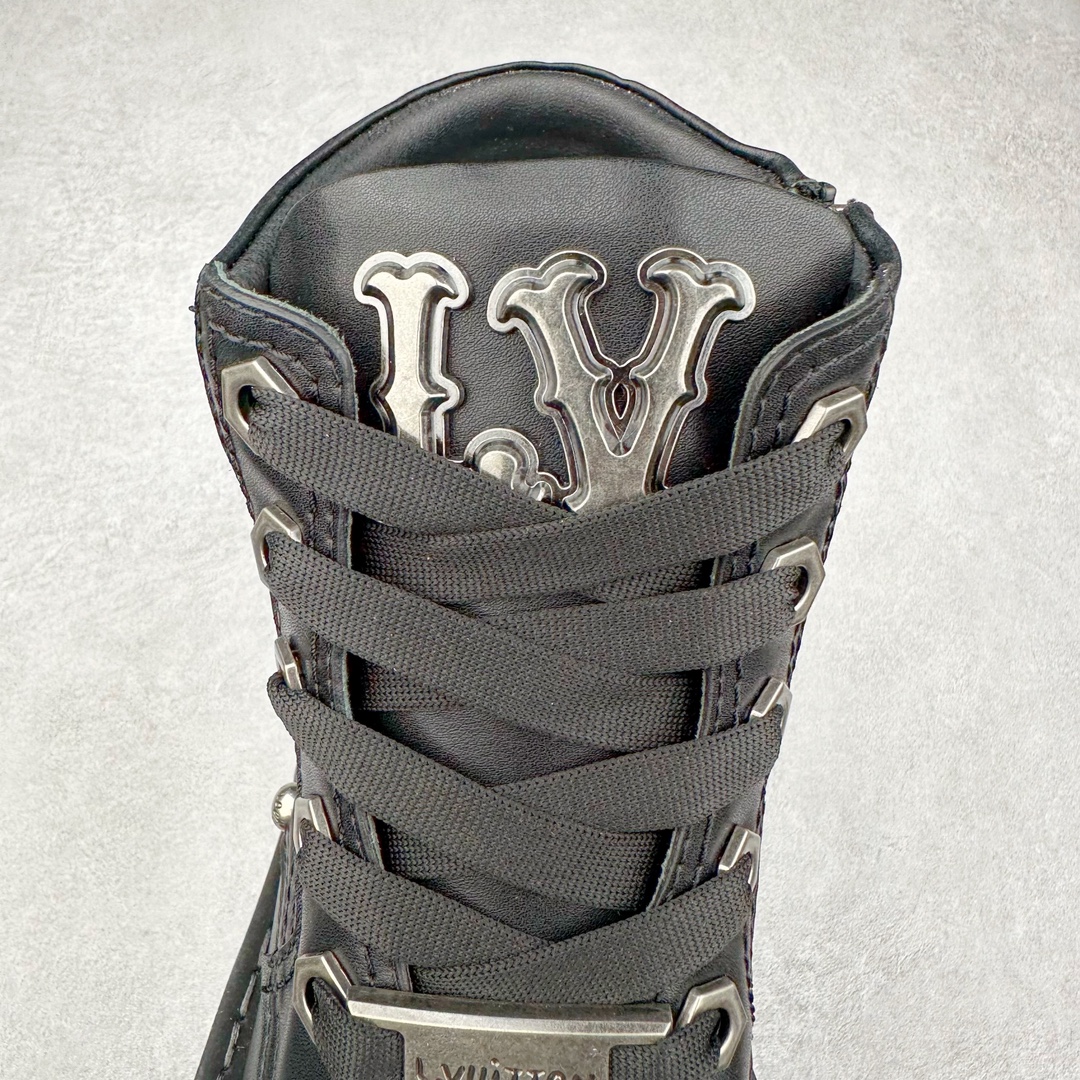 图片[5]-Louis Vuitton x Timberland#王炸联名 Pharrell Williams充分发挥了作为Louis Vuitton创意总监的角色，与户外品牌Timberland展开合作。作为双方合作的开篇之作，这款鞋重新定义了 Timberland 6英寸大黄靴的经典设计 添柏岚/天伯伦 6英寸满印老花大黄靴，致敬1996年Grandmaster Flash经典黄靴造型 原厂五金开模鞋带扣 顶级工艺全新升级 中山大厂代工 原单进口皮料 独立私模大底，正确logo，非市面错误版本 原装一致全头层磨砂皮领口 全牛内里 全新原厂包装鞋盒 市场独家供应 货号： 1AD7YN 尺码：35-45-选品中心