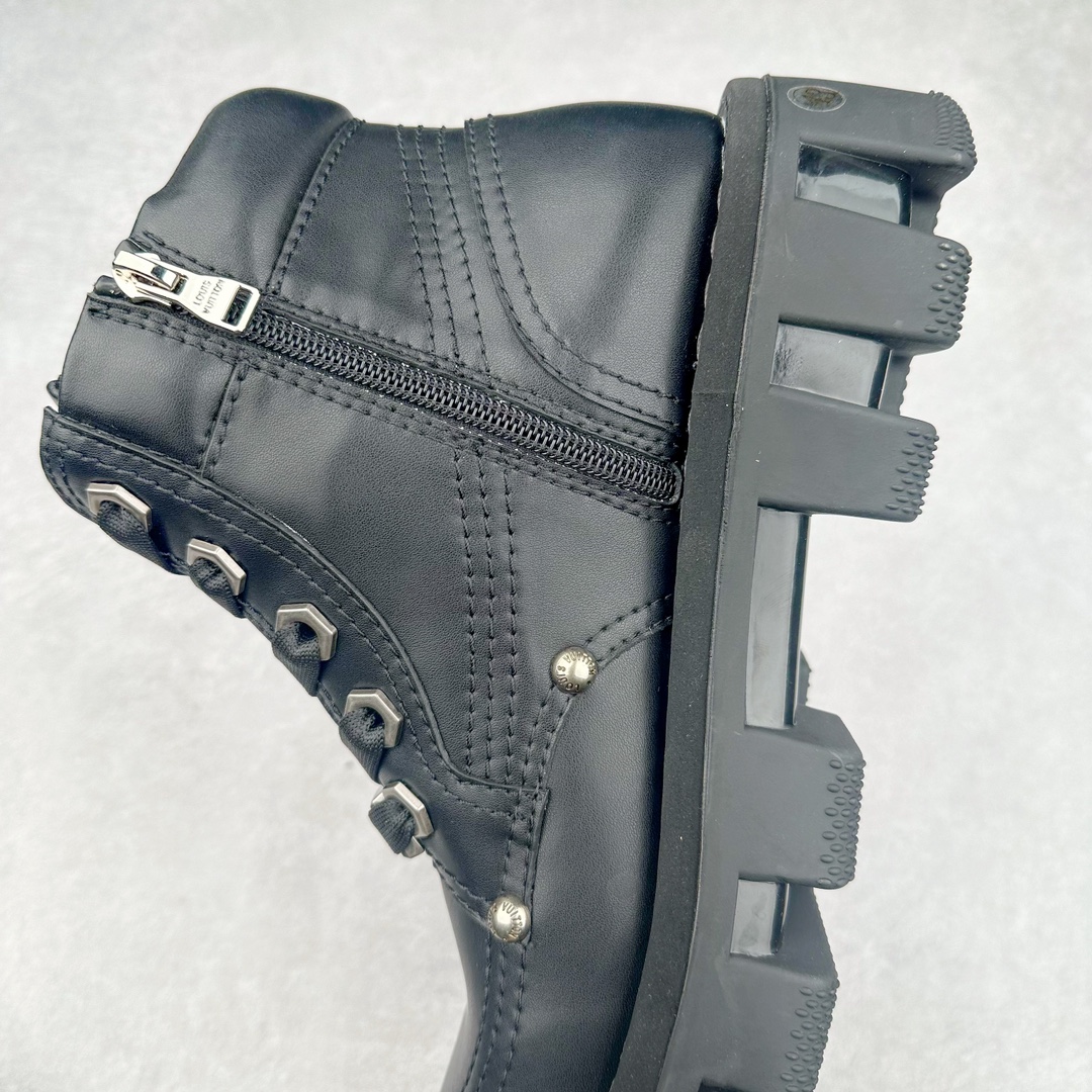 图片[7]-Louis Vuitton x Timberland#王炸联名 Pharrell Williams充分发挥了作为Louis Vuitton创意总监的角色，与户外品牌Timberland展开合作。作为双方合作的开篇之作，这款鞋重新定义了 Timberland 6英寸大黄靴的经典设计 添柏岚/天伯伦 6英寸满印老花大黄靴，致敬1996年Grandmaster Flash经典黄靴造型 原厂五金开模鞋带扣 顶级工艺全新升级 中山大厂代工 原单进口皮料 独立私模大底，正确logo，非市面错误版本 原装一致全头层磨砂皮领口 全牛内里 全新原厂包装鞋盒 市场独家供应 货号： 1AD7YN 尺码：35-45-选品中心