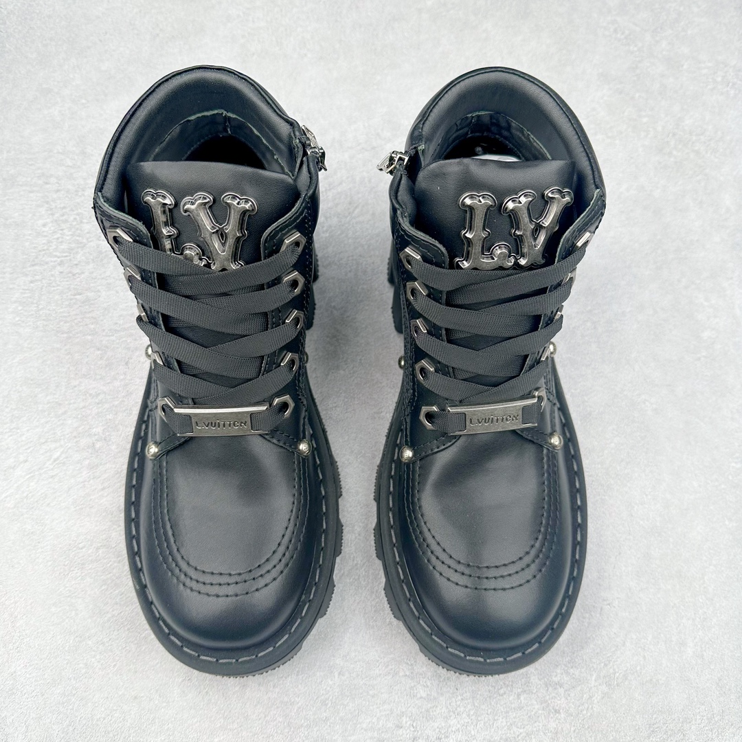 图片[2]-Louis Vuitton x Timberland#王炸联名 Pharrell Williams充分发挥了作为Louis Vuitton创意总监的角色，与户外品牌Timberland展开合作。作为双方合作的开篇之作，这款鞋重新定义了 Timberland 6英寸大黄靴的经典设计 添柏岚/天伯伦 6英寸满印老花大黄靴，致敬1996年Grandmaster Flash经典黄靴造型 原厂五金开模鞋带扣 顶级工艺全新升级 中山大厂代工 原单进口皮料 独立私模大底，正确logo，非市面错误版本 原装一致全头层磨砂皮领口 全牛内里 全新原厂包装鞋盒 市场独家供应 货号： 1AD7YN 尺码：35-45-选品中心