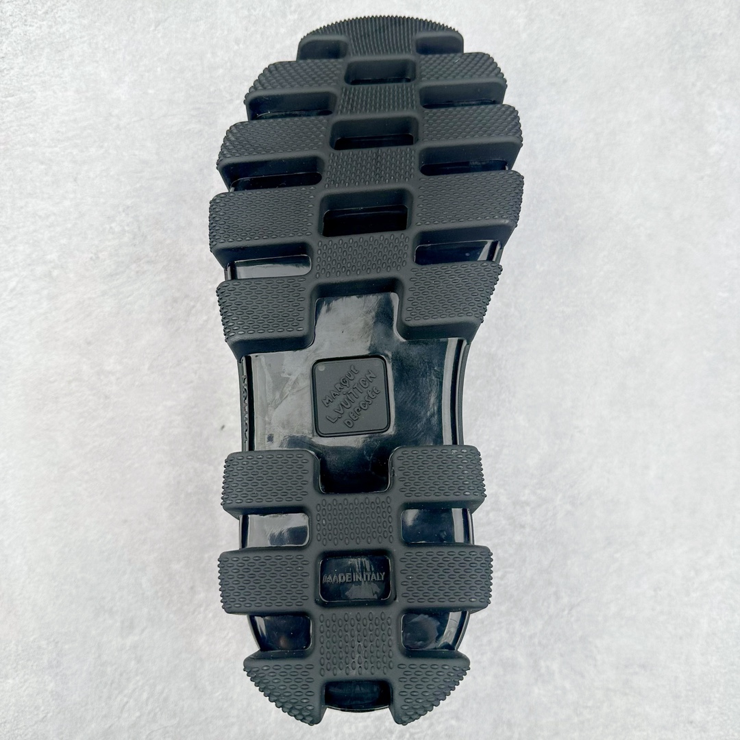 图片[9]-Louis Vuitton x Timberland#王炸联名 Pharrell Williams充分发挥了作为Louis Vuitton创意总监的角色，与户外品牌Timberland展开合作。作为双方合作的开篇之作，这款鞋重新定义了 Timberland 6英寸大黄靴的经典设计 添柏岚/天伯伦 6英寸满印老花大黄靴，致敬1996年Grandmaster Flash经典黄靴造型 原厂五金开模鞋带扣 顶级工艺全新升级 中山大厂代工 原单进口皮料 独立私模大底，正确logo，非市面错误版本 原装一致全头层磨砂皮领口 全牛内里 全新原厂包装鞋盒 市场独家供应 货号： 1AD7YN 尺码：35-45-选品中心