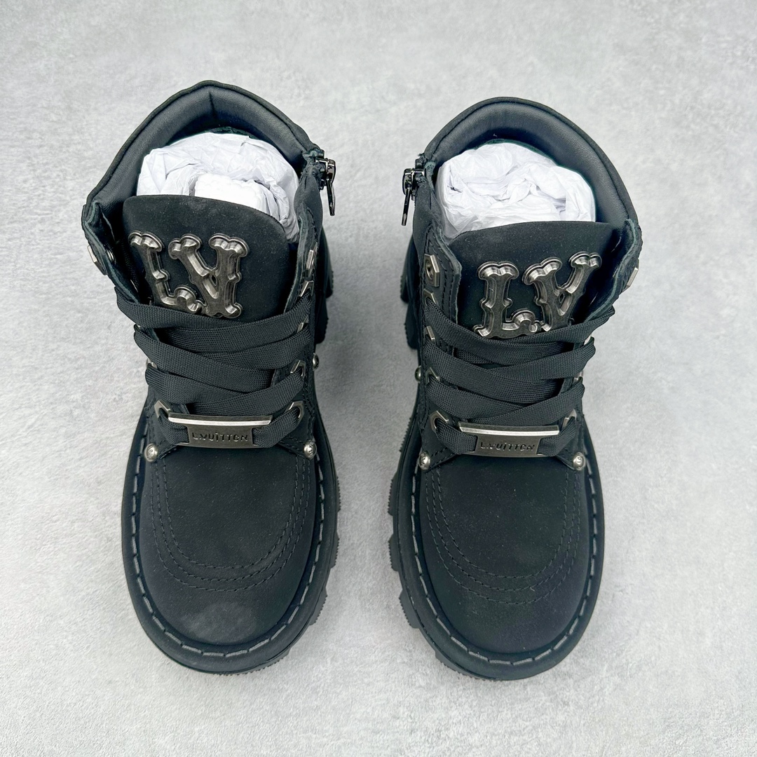 图片[2]-Louis Vuitton x Timberland#王炸联名 Pharrell Williams充分发挥了作为Louis Vuitton创意总监的角色，与户外品牌Timberland展开合作。作为双方合作的开篇之作，这款鞋重新定义了 Timberland 6英寸大黄靴的经典设计 添柏岚/天伯伦 6英寸满印老花大黄靴，致敬1996年Grandmaster Flash经典黄靴造型 原厂五金开模鞋带扣 顶级工艺全新升级 中山大厂代工 原单进口皮料 独立私模大底，正确logo，非市面错误版本 原装一致全头层磨砂皮领口 全牛内里 全新原厂包装鞋盒 市场独家供应 货号： 1AD7YN 尺码：35-45-选品中心