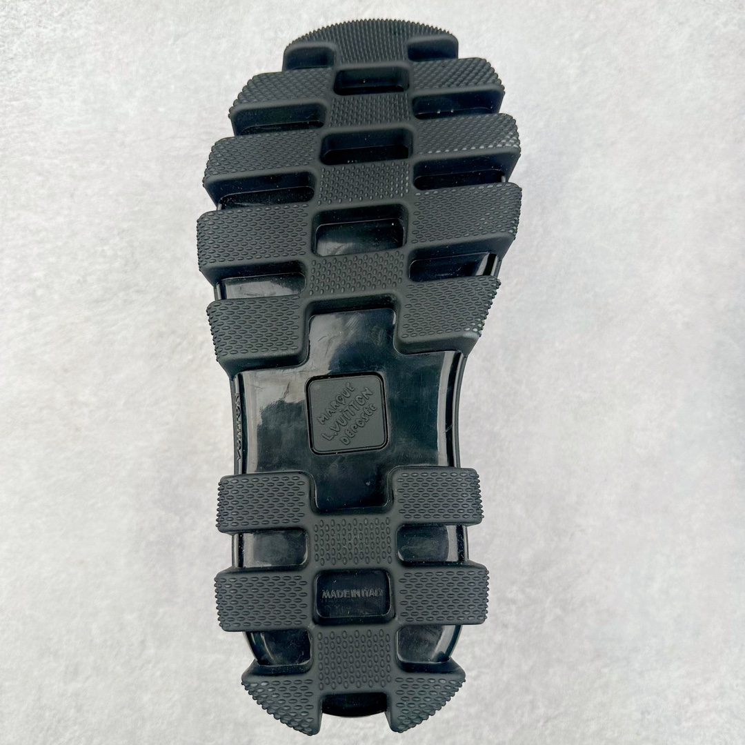 图片[9]-Louis Vuitton x Timberland#王炸联名 Pharrell Williams充分发挥了作为Louis Vuitton创意总监的角色，与户外品牌Timberland展开合作。作为双方合作的开篇之作，这款鞋重新定义了 Timberland 6英寸大黄靴的经典设计 添柏岚/天伯伦 6英寸满印老花大黄靴，致敬1996年Grandmaster Flash经典黄靴造型 原厂五金开模鞋带扣 顶级工艺全新升级 中山大厂代工 原单进口皮料 独立私模大底，正确logo，非市面错误版本 原装一致全头层磨砂皮领口 全牛内里 全新原厂包装鞋盒 市场独家供应 货号： 1AD7YN 尺码：35-45-选品中心