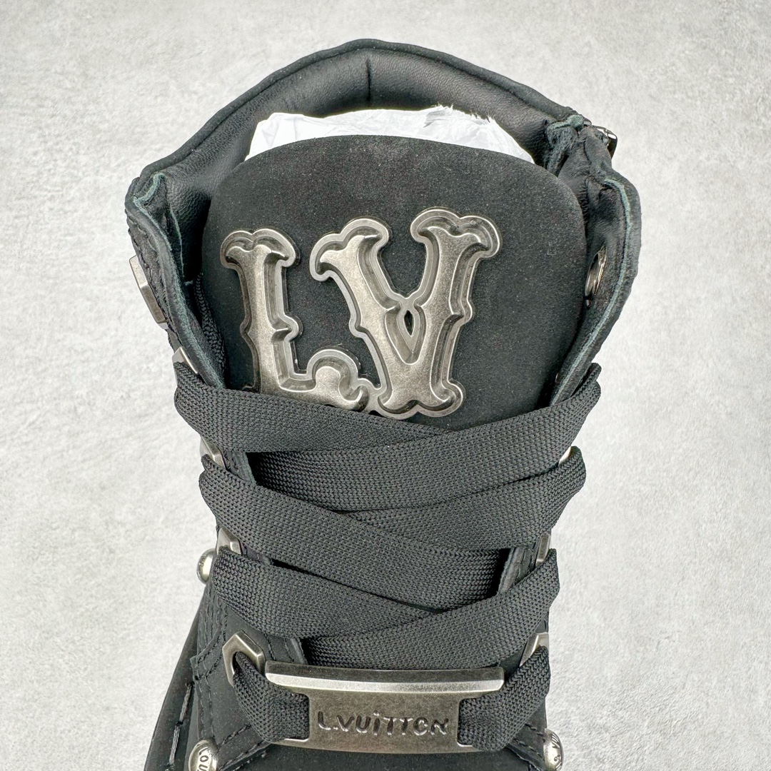 图片[5]-Louis Vuitton x Timberland#王炸联名 Pharrell Williams充分发挥了作为Louis Vuitton创意总监的角色，与户外品牌Timberland展开合作。作为双方合作的开篇之作，这款鞋重新定义了 Timberland 6英寸大黄靴的经典设计 添柏岚/天伯伦 6英寸满印老花大黄靴，致敬1996年Grandmaster Flash经典黄靴造型 原厂五金开模鞋带扣 顶级工艺全新升级 中山大厂代工 原单进口皮料 独立私模大底，正确logo，非市面错误版本 原装一致全头层磨砂皮领口 全牛内里 全新原厂包装鞋盒 市场独家供应 货号： 1AD7YN 尺码：35-45-选品中心