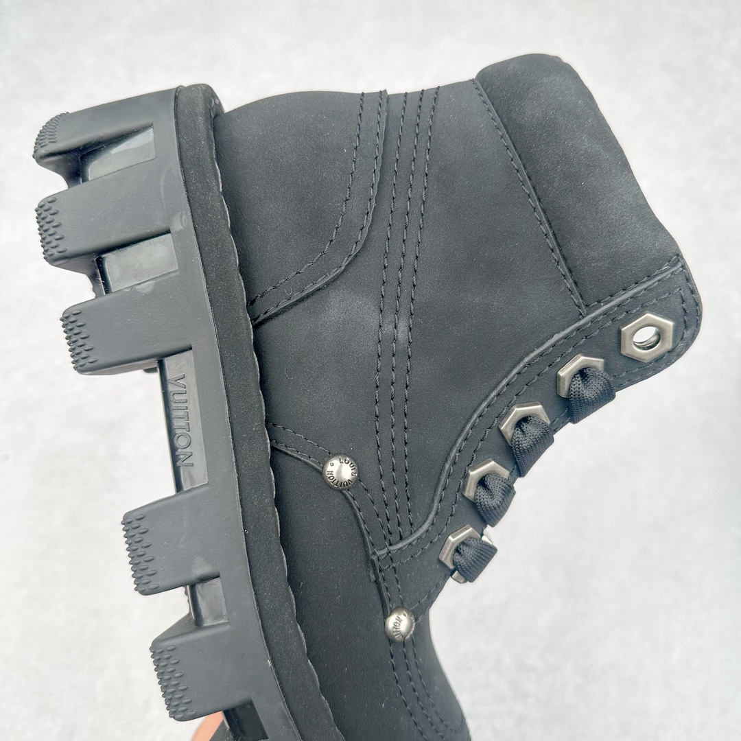 图片[6]-Louis Vuitton x Timberland#王炸联名 Pharrell Williams充分发挥了作为Louis Vuitton创意总监的角色，与户外品牌Timberland展开合作。作为双方合作的开篇之作，这款鞋重新定义了 Timberland 6英寸大黄靴的经典设计 添柏岚/天伯伦 6英寸满印老花大黄靴，致敬1996年Grandmaster Flash经典黄靴造型 原厂五金开模鞋带扣 顶级工艺全新升级 中山大厂代工 原单进口皮料 独立私模大底，正确logo，非市面错误版本 原装一致全头层磨砂皮领口 全牛内里 全新原厂包装鞋盒 市场独家供应 货号： 1AD7YN 尺码：35-45-选品中心