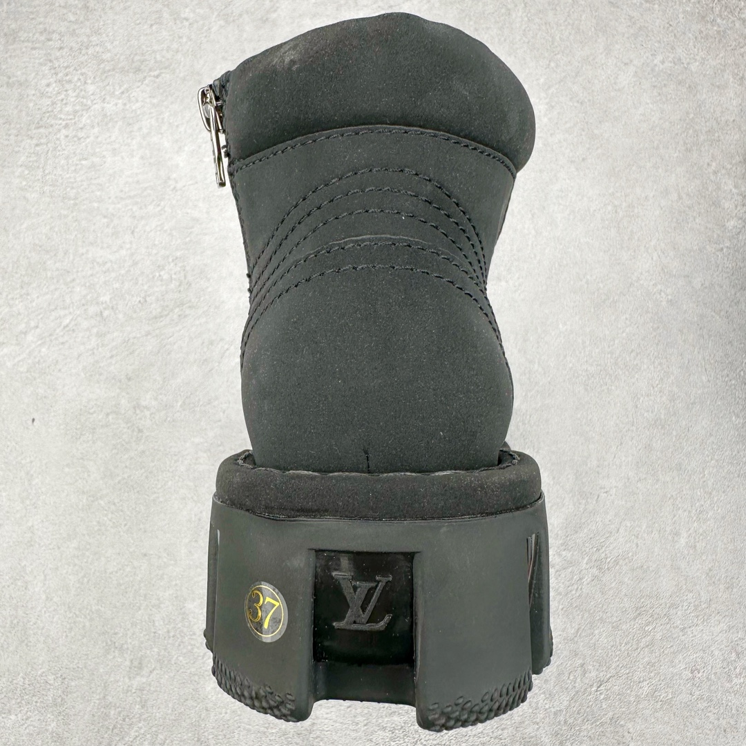 图片[8]-Louis Vuitton x Timberland#王炸联名 Pharrell Williams充分发挥了作为Louis Vuitton创意总监的角色，与户外品牌Timberland展开合作。作为双方合作的开篇之作，这款鞋重新定义了 Timberland 6英寸大黄靴的经典设计 添柏岚/天伯伦 6英寸满印老花大黄靴，致敬1996年Grandmaster Flash经典黄靴造型 原厂五金开模鞋带扣 顶级工艺全新升级 中山大厂代工 原单进口皮料 独立私模大底，正确logo，非市面错误版本 原装一致全头层磨砂皮领口 全牛内里 全新原厂包装鞋盒 市场独家供应 货号： 1AD7YN 尺码：35-45-选品中心