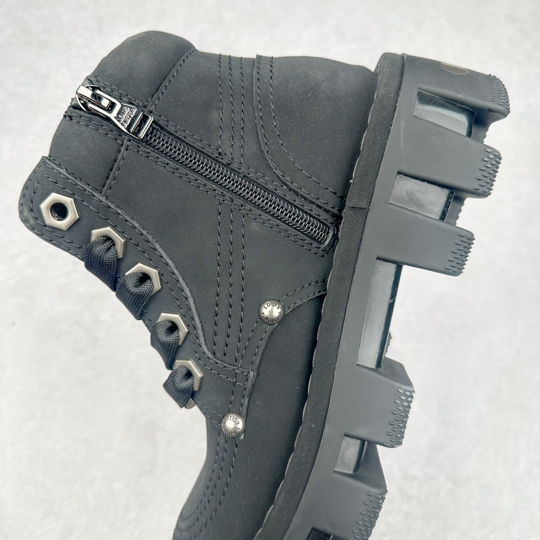 图片[7]-Louis Vuitton x Timberland#王炸联名 Pharrell Williams充分发挥了作为Louis Vuitton创意总监的角色，与户外品牌Timberland展开合作。作为双方合作的开篇之作，这款鞋重新定义了 Timberland 6英寸大黄靴的经典设计 添柏岚/天伯伦 6英寸满印老花大黄靴，致敬1996年Grandmaster Flash经典黄靴造型 原厂五金开模鞋带扣 顶级工艺全新升级 中山大厂代工 原单进口皮料 独立私模大底，正确logo，非市面错误版本 原装一致全头层磨砂皮领口 全牛内里 全新原厂包装鞋盒 市场独家供应 货号： 1AD7YN 尺码：35-45-选品中心