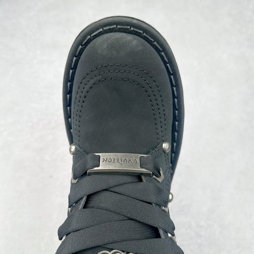 图片[4]-Louis Vuitton x Timberland#王炸联名 Pharrell Williams充分发挥了作为Louis Vuitton创意总监的角色，与户外品牌Timberland展开合作。作为双方合作的开篇之作，这款鞋重新定义了 Timberland 6英寸大黄靴的经典设计 添柏岚/天伯伦 6英寸满印老花大黄靴，致敬1996年Grandmaster Flash经典黄靴造型 原厂五金开模鞋带扣 顶级工艺全新升级 中山大厂代工 原单进口皮料 独立私模大底，正确logo，非市面错误版本 原装一致全头层磨砂皮领口 全牛内里 全新原厂包装鞋盒 市场独家供应 货号： 1AD7YN 尺码：35-45-选品中心