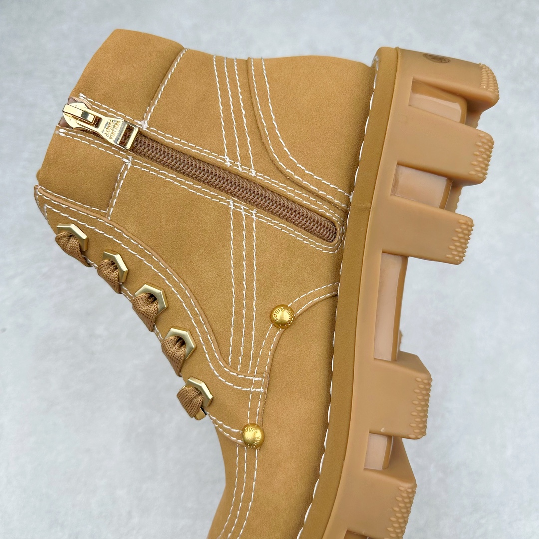 图片[7]-Louis Vuitton x Timberland#王炸联名 Pharrell Williams充分发挥了作为Louis Vuitton创意总监的角色，与户外品牌Timberland展开合作。作为双方合作的开篇之作，这款鞋重新定义了 Timberland 6英寸大黄靴的经典设计 添柏岚/天伯伦 6英寸满印老花大黄靴，致敬1996年Grandmaster Flash经典黄靴造型 原厂五金开模鞋带扣 顶级工艺全新升级 中山大厂代工 原单进口皮料 独立私模大底，正确logo，非市面错误版本 原装一致全头层磨砂皮领口 全牛内里 全新原厂包装鞋盒 市场独家供应 货号： 1AD7YN 尺码：35-45-选品中心