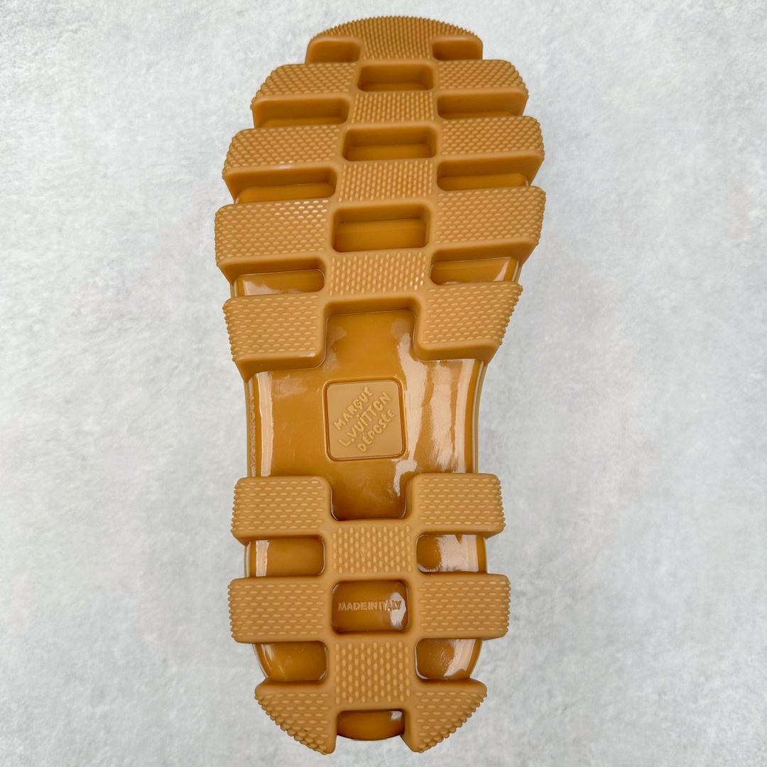 图片[9]-Louis Vuitton x Timberland#王炸联名 Pharrell Williams充分发挥了作为Louis Vuitton创意总监的角色，与户外品牌Timberland展开合作。作为双方合作的开篇之作，这款鞋重新定义了 Timberland 6英寸大黄靴的经典设计 添柏岚/天伯伦 6英寸满印老花大黄靴，致敬1996年Grandmaster Flash经典黄靴造型 原厂五金开模鞋带扣 顶级工艺全新升级 中山大厂代工 原单进口皮料 独立私模大底，正确logo，非市面错误版本 原装一致全头层磨砂皮领口 全牛内里 全新原厂包装鞋盒 市场独家供应 货号： 1AD7YN 尺码：35-45-选品中心