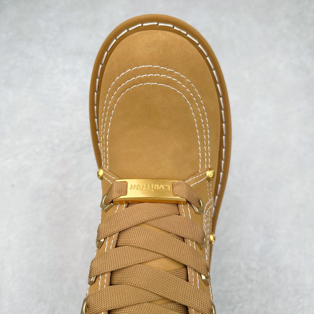 图片[4]-Louis Vuitton x Timberland#王炸联名 Pharrell Williams充分发挥了作为Louis Vuitton创意总监的角色，与户外品牌Timberland展开合作。作为双方合作的开篇之作，这款鞋重新定义了 Timberland 6英寸大黄靴的经典设计 添柏岚/天伯伦 6英寸满印老花大黄靴，致敬1996年Grandmaster Flash经典黄靴造型 原厂五金开模鞋带扣 顶级工艺全新升级 中山大厂代工 原单进口皮料 独立私模大底，正确logo，非市面错误版本 原装一致全头层磨砂皮领口 全牛内里 全新原厂包装鞋盒 市场独家供应 货号： 1AD7YN 尺码：35-45-选品中心