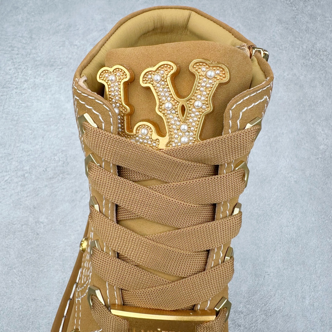 图片[5]-Louis Vuitton x Timberland#王炸联名 Pharrell Williams充分发挥了作为Louis Vuitton创意总监的角色，与户外品牌Timberland展开合作。作为双方合作的开篇之作，这款鞋重新定义了 Timberland 6英寸大黄靴的经典设计 添柏岚/天伯伦 6英寸满印老花大黄靴，致敬1996年Grandmaster Flash经典黄靴造型 原厂五金开模鞋带扣 顶级工艺全新升级 中山大厂代工 原单进口皮料 独立私模大底，正确logo，非市面错误版本 原装一致全头层磨砂皮领口 全牛内里 全新原厂包装鞋盒 市场独家供应 货号： 1AD7YN 尺码：35-45-选品中心