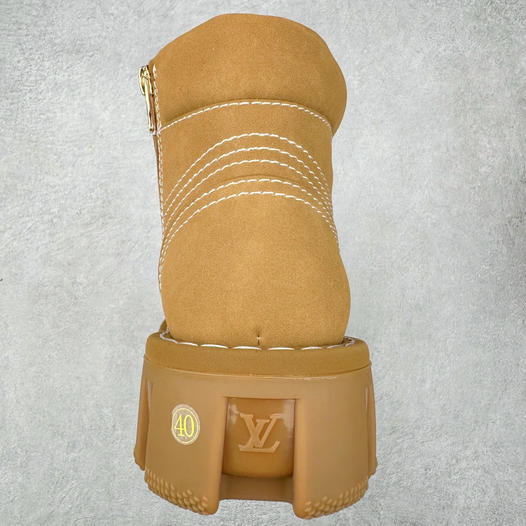 图片[8]-Louis Vuitton x Timberland#王炸联名 Pharrell Williams充分发挥了作为Louis Vuitton创意总监的角色，与户外品牌Timberland展开合作。作为双方合作的开篇之作，这款鞋重新定义了 Timberland 6英寸大黄靴的经典设计 添柏岚/天伯伦 6英寸满印老花大黄靴，致敬1996年Grandmaster Flash经典黄靴造型 原厂五金开模鞋带扣 顶级工艺全新升级 中山大厂代工 原单进口皮料 独立私模大底，正确logo，非市面错误版本 原装一致全头层磨砂皮领口 全牛内里 全新原厂包装鞋盒 市场独家供应 货号： 1AD7YN 尺码：35-45-选品中心