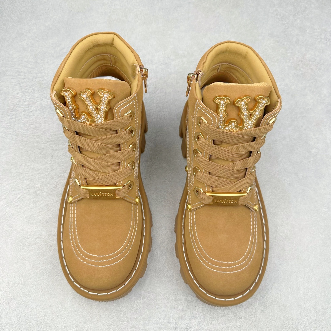 图片[2]-Louis Vuitton x Timberland#王炸联名 Pharrell Williams充分发挥了作为Louis Vuitton创意总监的角色，与户外品牌Timberland展开合作。作为双方合作的开篇之作，这款鞋重新定义了 Timberland 6英寸大黄靴的经典设计 添柏岚/天伯伦 6英寸满印老花大黄靴，致敬1996年Grandmaster Flash经典黄靴造型 原厂五金开模鞋带扣 顶级工艺全新升级 中山大厂代工 原单进口皮料 独立私模大底，正确logo，非市面错误版本 原装一致全头层磨砂皮领口 全牛内里 全新原厂包装鞋盒 市场独家供应 货号： 1AD7YN 尺码：35-45-选品中心