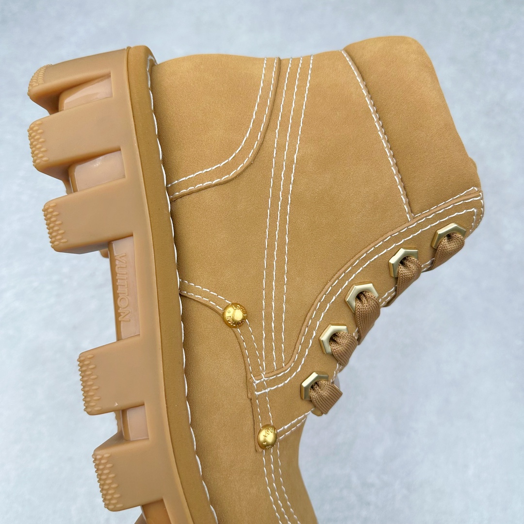 图片[6]-Louis Vuitton x Timberland#王炸联名 Pharrell Williams充分发挥了作为Louis Vuitton创意总监的角色，与户外品牌Timberland展开合作。作为双方合作的开篇之作，这款鞋重新定义了 Timberland 6英寸大黄靴的经典设计 添柏岚/天伯伦 6英寸满印老花大黄靴，致敬1996年Grandmaster Flash经典黄靴造型 原厂五金开模鞋带扣 顶级工艺全新升级 中山大厂代工 原单进口皮料 独立私模大底，正确logo，非市面错误版本 原装一致全头层磨砂皮领口 全牛内里 全新原厂包装鞋盒 市场独家供应 货号： 1AD7YN 尺码：35-45-选品中心