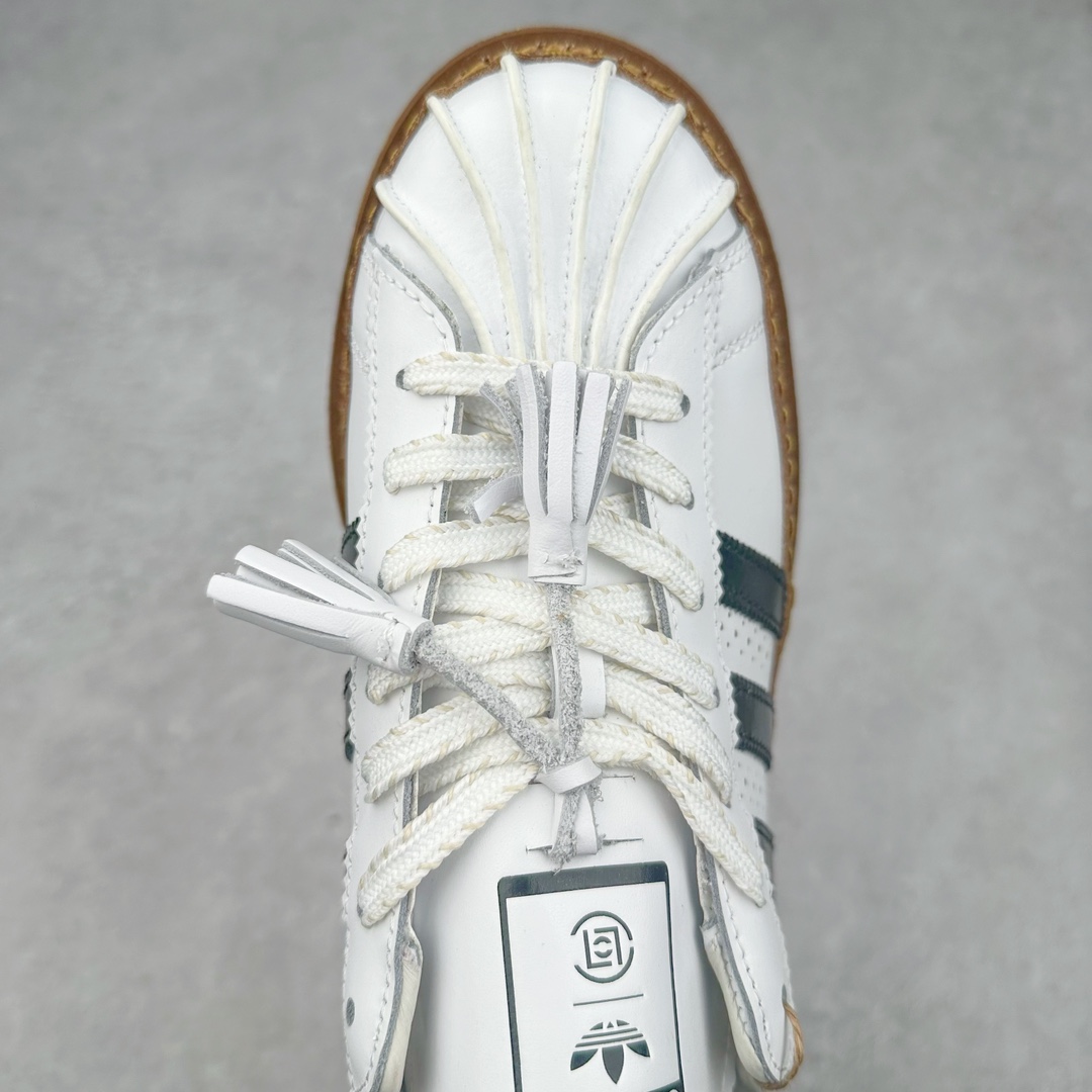 图片[4]-＃特价福利 Clot x AD Superstar “Cloud White”联名圆头舒适耐磨低帮贝壳头板鞋 白棕 货号：IH3132 2023年10月，香港潮牌Clot在纪念20周年2024年春夏时装秀推出将与Adidas再一次合作，这也是联合创始人陈冠希和Adidas在首次合作十多年后再次联手。全新合作特别之处CLOT对标志性的Adidas Superstar系列鞋款进行独特诠释。定于2024年2月23日推出Clot x Adidas Superstar “Cloud White”以云白色、核心黑色和水晶沙的时尚色调组合，采用预科生风格，配有白色皮革鞋身，饰有透气孔以增强透气性，并辅以标志性的贝壳鞋头，其他细节包括侧面的黑色三条纹、联名鞋舌标签和鞋跟标签，而且这款运动鞋采用堆叠式白色和棕褐色中底，为经典巨星增添了独特的风格，最后以奶油色凹槽橡胶外底，确保耐用性和牵引力。这个设计毫不费力地将传统与创新结合在一起。尺码：36 36.5 37.5 38 38.5 39 40 40.5 41 42 42.5 43 44 44.5 45 46-选品中心