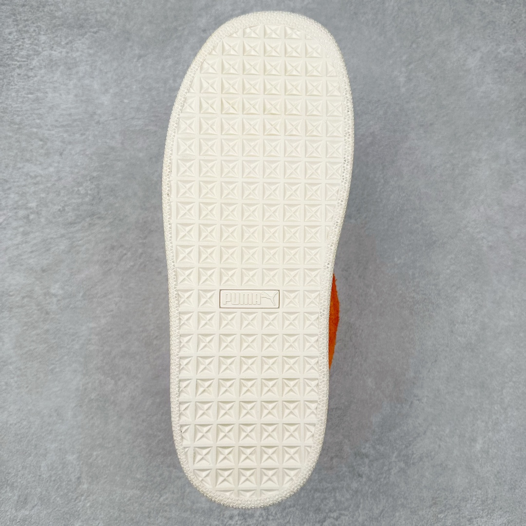 图片[9]-PUMA SUEDE XL 彪马新款面包鞋男女同款复古休闲板鞋 赠送一双鞋带 鞋身通体采用细腻的麂皮材质 厚实柔软 质感出众 鞋侧保留PUMA标志性跑道图案 侧面与后跟点缀金属色PUMA LOGO 兼具辨识度与细节感 加厚鞋垫、饱满鞋舌 搭配加宽扁形鞋带 使得穿着感更加贴合与舒适 值得一提的是 本季SUEDE XL鞋款以黑色、红色及蓝色最为瞩目 经典黑的配色 在低调之余可轻松驾驭任何潮流风格造型 而高饱和度的配色 则是当之无愧的早春出街利器。货号： 395205 尺码：36 37 37.5 38 38.5 39 40 40.5 41 42 42.5 43 44 45-选品中心