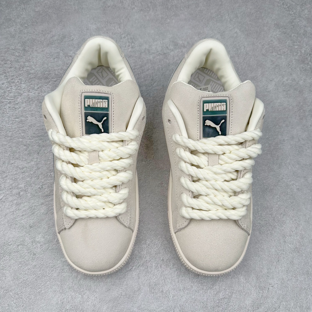 图片[2]-PUMA SUEDE XL 彪马新款面包鞋男女同款复古休闲板鞋 赠送一双鞋带 鞋身通体采用细腻的麂皮材质 厚实柔软 质感出众 鞋侧保留PUMA标志性跑道图案 侧面与后跟点缀金属色PUMA LOGO 兼具辨识度与细节感 加厚鞋垫、饱满鞋舌 搭配加宽扁形鞋带 使得穿着感更加贴合与舒适 值得一提的是 本季SUEDE XL鞋款以黑色、红色及蓝色最为瞩目 经典黑的配色 在低调之余可轻松驾驭任何潮流风格造型 而高饱和度的配色 则是当之无愧的早春出街利器。货号： 395205 尺码：36 37 37.5 38 38.5 39 40 40.5 41 42 42.5 43 44 45-选品中心