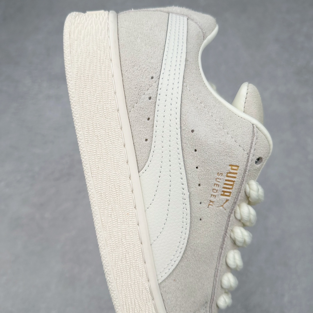 图片[6]-PUMA SUEDE XL 彪马新款面包鞋男女同款复古休闲板鞋 赠送一双鞋带 鞋身通体采用细腻的麂皮材质 厚实柔软 质感出众 鞋侧保留PUMA标志性跑道图案 侧面与后跟点缀金属色PUMA LOGO 兼具辨识度与细节感 加厚鞋垫、饱满鞋舌 搭配加宽扁形鞋带 使得穿着感更加贴合与舒适 值得一提的是 本季SUEDE XL鞋款以黑色、红色及蓝色最为瞩目 经典黑的配色 在低调之余可轻松驾驭任何潮流风格造型 而高饱和度的配色 则是当之无愧的早春出街利器。货号： 395205 尺码：36 37 37.5 38 38.5 39 40 40.5 41 42 42.5 43 44 45-选品中心