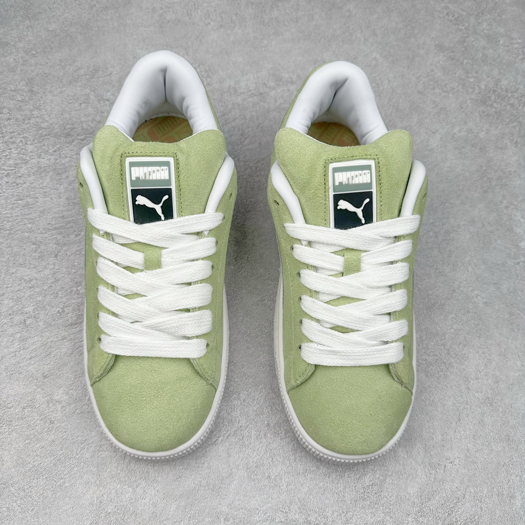 图片[2]-PUMA SUEDE XL 彪马新款面包鞋男女同款复古休闲板鞋 赠送一双鞋带 鞋身通体采用细腻的麂皮材质 厚实柔软 质感出众 鞋侧保留PUMA标志性跑道图案 侧面与后跟点缀金属色PUMA LOGO 兼具辨识度与细节感 加厚鞋垫、饱满鞋舌 搭配加宽扁形鞋带 使得穿着感更加贴合与舒适 值得一提的是 本季SUEDE XL鞋款以黑色、红色及蓝色最为瞩目 经典黑的配色 在低调之余可轻松驾驭任何潮流风格造型 而高饱和度的配色 则是当之无愧的早春出街利器。货号： 395205 尺码：36 37 37.5 38 38.5 39 40 40.5 41 42 42.5 43 44 45-选品中心