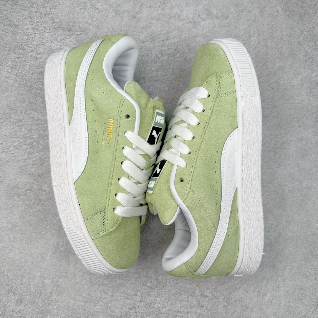 图片[3]-PUMA SUEDE XL 彪马新款面包鞋男女同款复古休闲板鞋 赠送一双鞋带 鞋身通体采用细腻的麂皮材质 厚实柔软 质感出众 鞋侧保留PUMA标志性跑道图案 侧面与后跟点缀金属色PUMA LOGO 兼具辨识度与细节感 加厚鞋垫、饱满鞋舌 搭配加宽扁形鞋带 使得穿着感更加贴合与舒适 值得一提的是 本季SUEDE XL鞋款以黑色、红色及蓝色最为瞩目 经典黑的配色 在低调之余可轻松驾驭任何潮流风格造型 而高饱和度的配色 则是当之无愧的早春出街利器。货号： 395205 尺码：36 37 37.5 38 38.5 39 40 40.5 41 42 42.5 43 44 45-选品中心